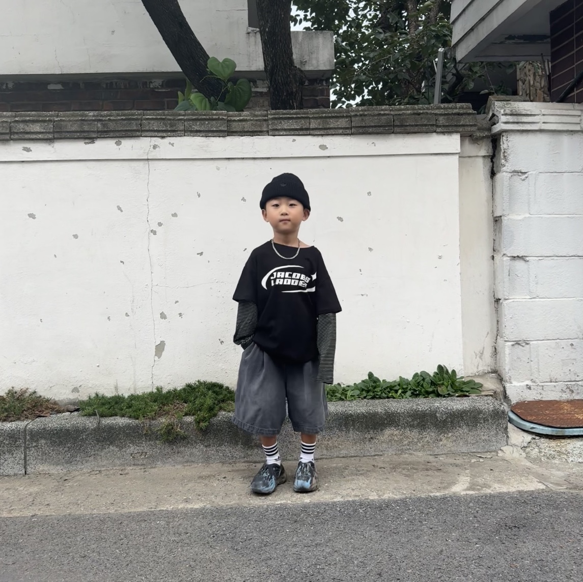 (Kids) Adidas Yeezy Foam RNNR MX Cinder 착용 스타일 - 1