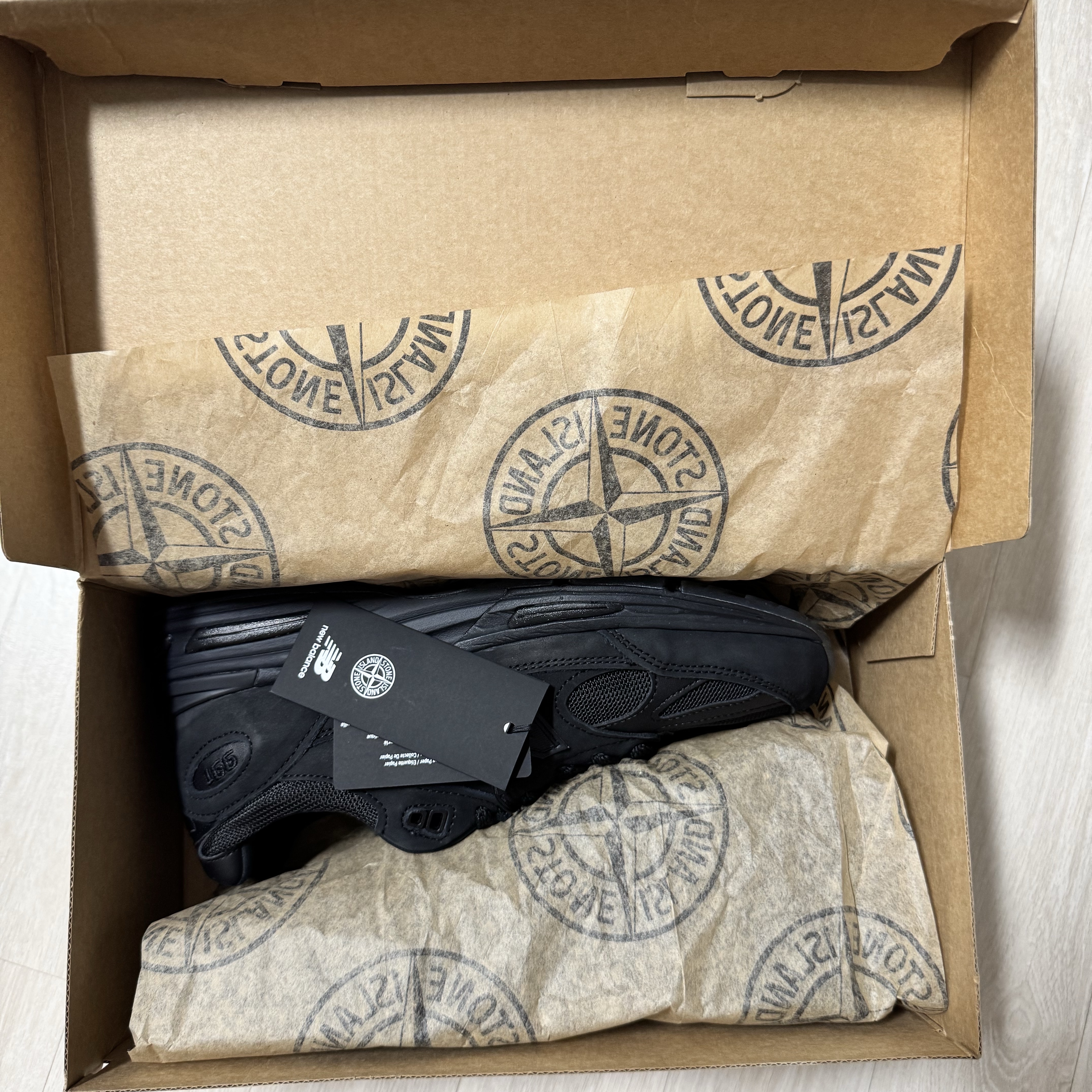 New Balance x Stone Island 991v2 Made in UK Black 착용 스타일 - 3