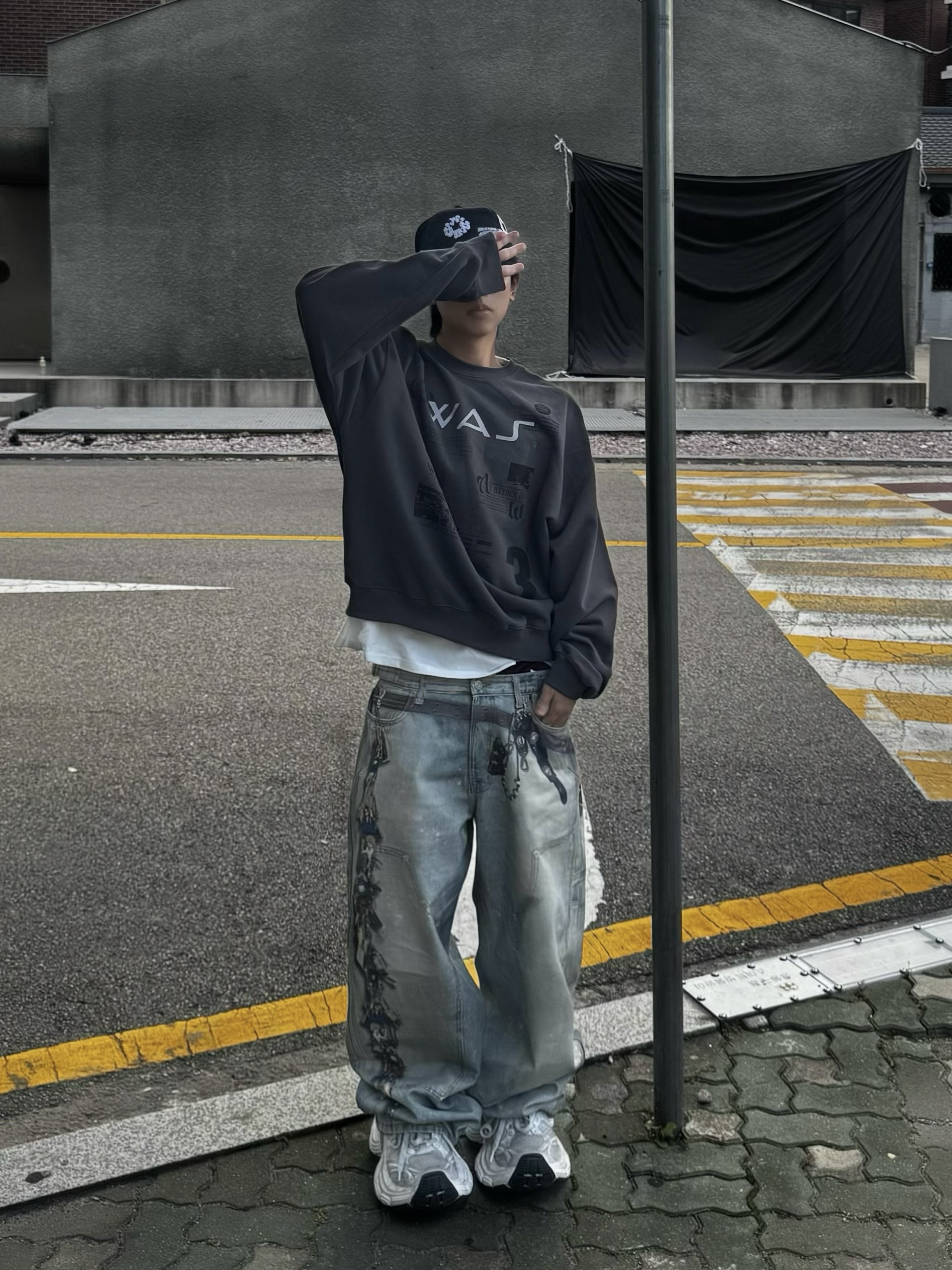 Denim Tears x New Era Cotton Wreath Navy, Balenciaga 10XL Sneakers White Grey Silver Black 착용 스타일 - 3
