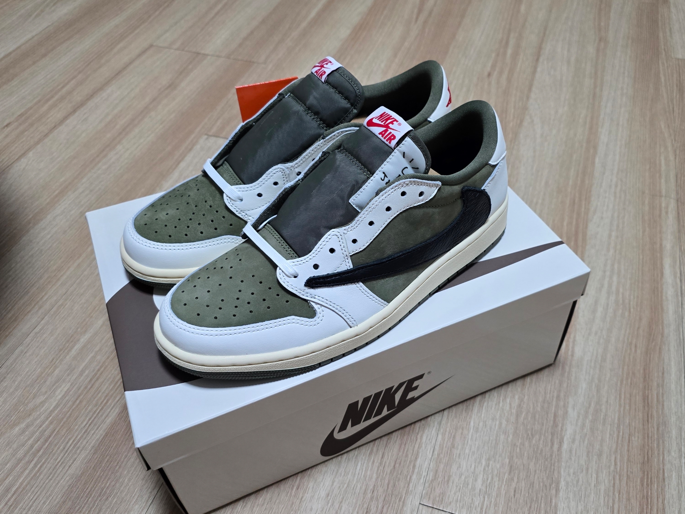 Jordan 1 x Travis Scott Retro Low OG SP Reverse Olive 착용 스타일