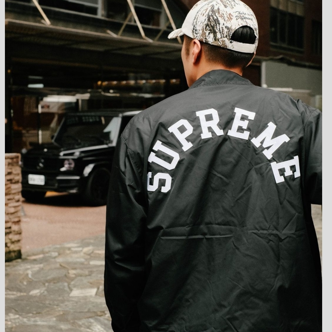 Supreme x Champion Coaches Jacket Navy - 24SS, Supreme x Champion Coaches Jacket Black - 24SS 착용 스타일 - 1