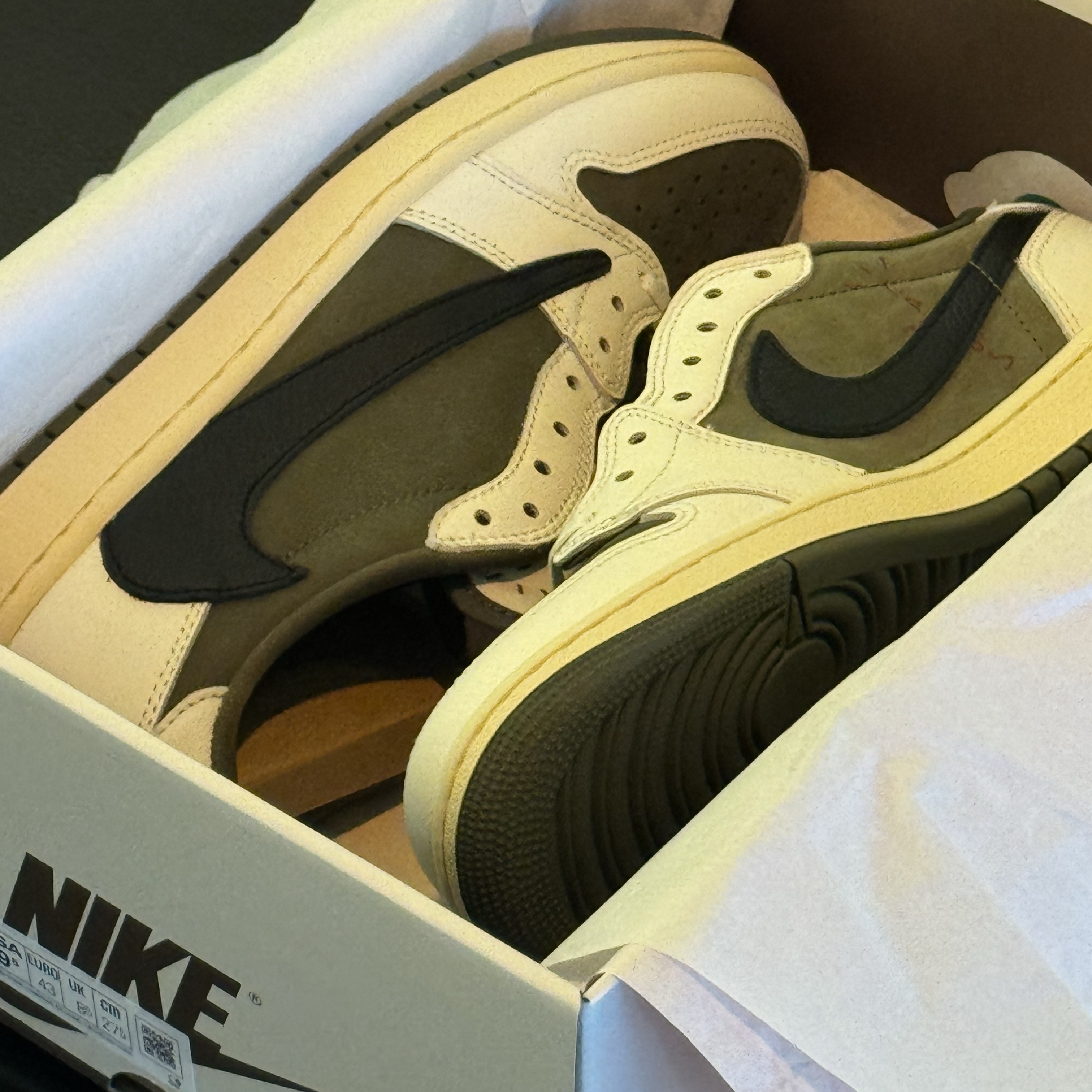 Jordan 1 x Travis Scott Retro Low OG SP Reverse Olive 착용 스타일
