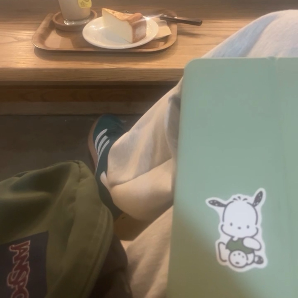Adidas Gazelle Indoor Collegiate Green, Apple iPad Air 6th Gen 13-inch Cellular 1TB Starlight (Korean Ver.) 착용 스타일