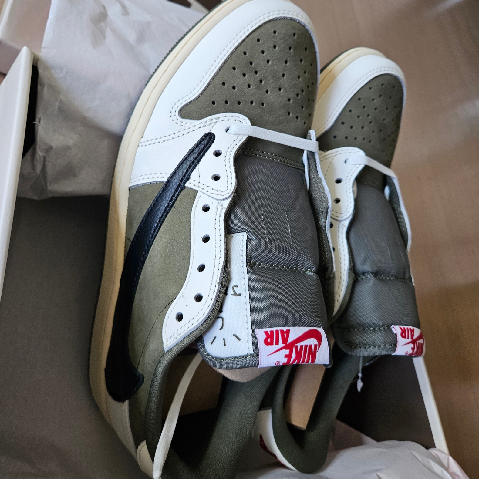Jordan 1 x Travis Scott Retro Low OG SP Reverse Olive 착용 스타일 - 2