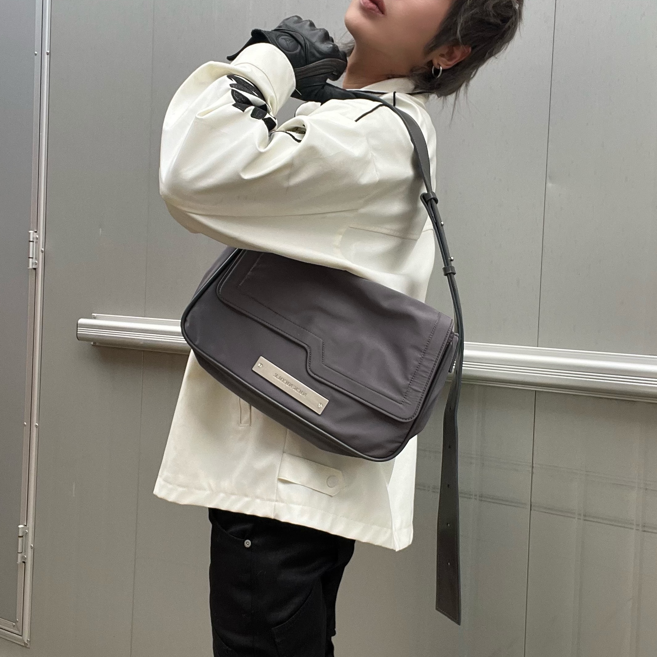Balenciaga 10XL Sneakers White Grey Silver Black 착용 스타일 - 6