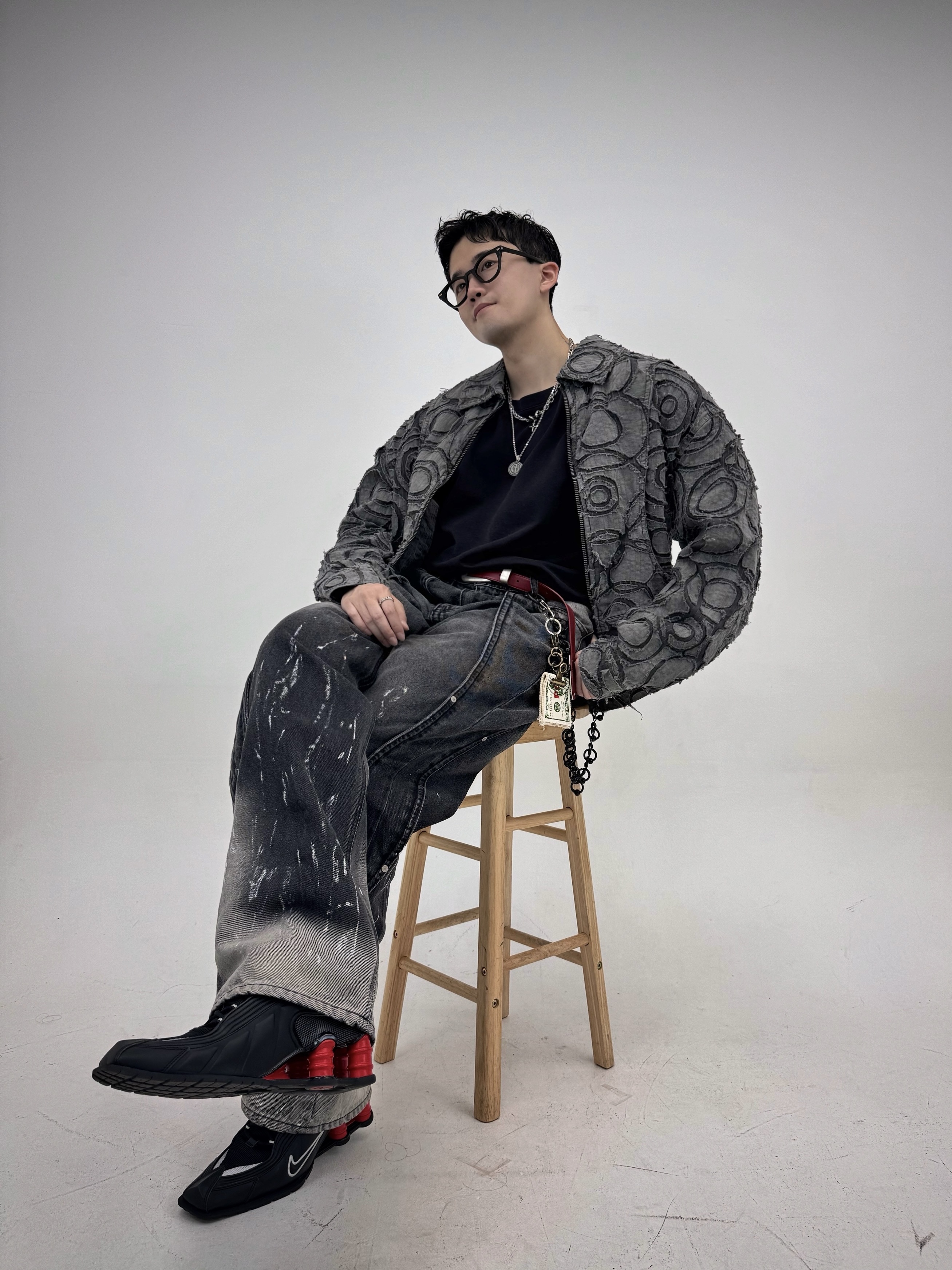 [KREAM 단독] ADSB Andersson Bell Burn-Out Dyed Zip-Up Jacket Charcoal, Matin Kim Western Style Belt Red 착용 스타일 - 2