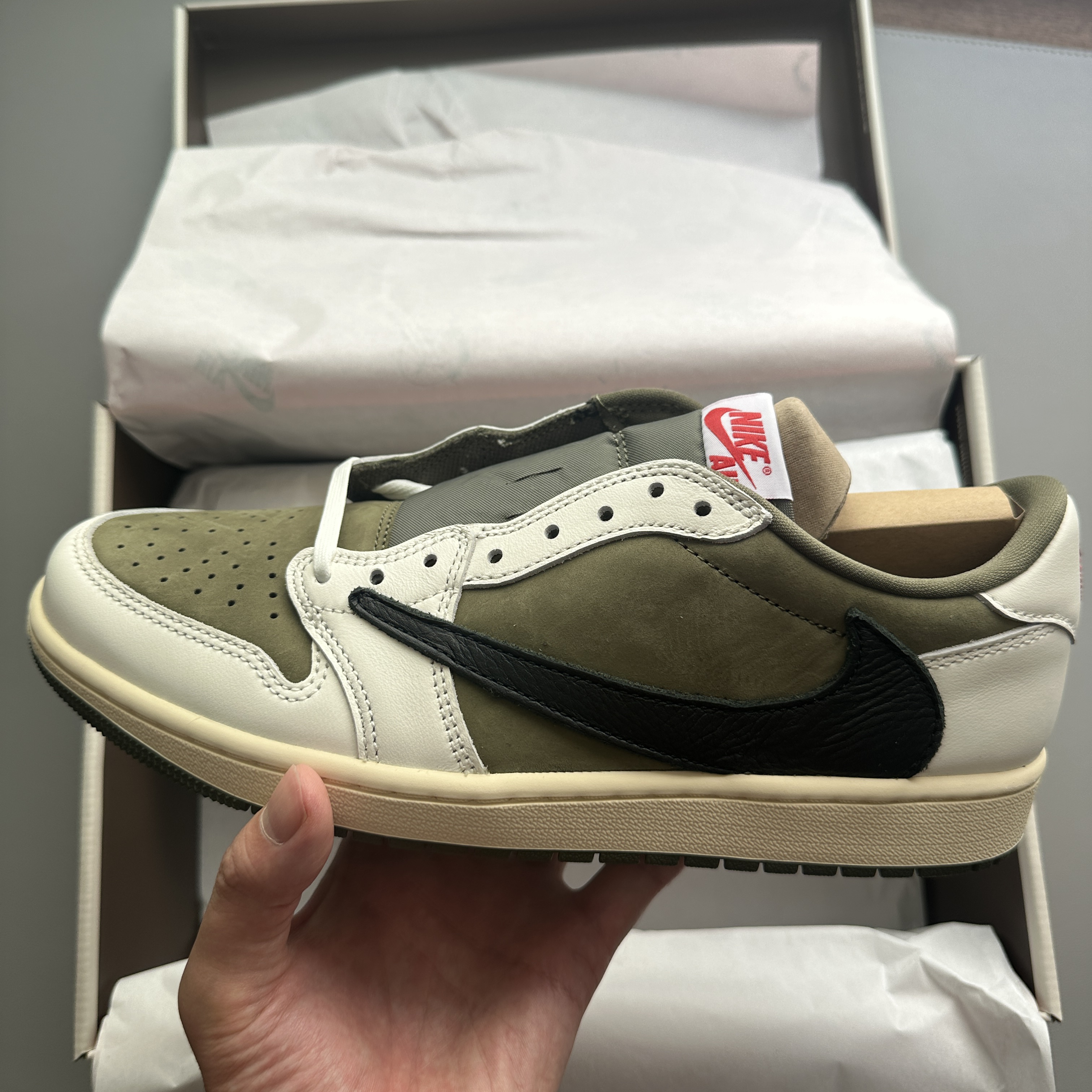 Jordan 1 x Travis Scott Retro Low OG SP Reverse Olive 착용 스타일 - 1