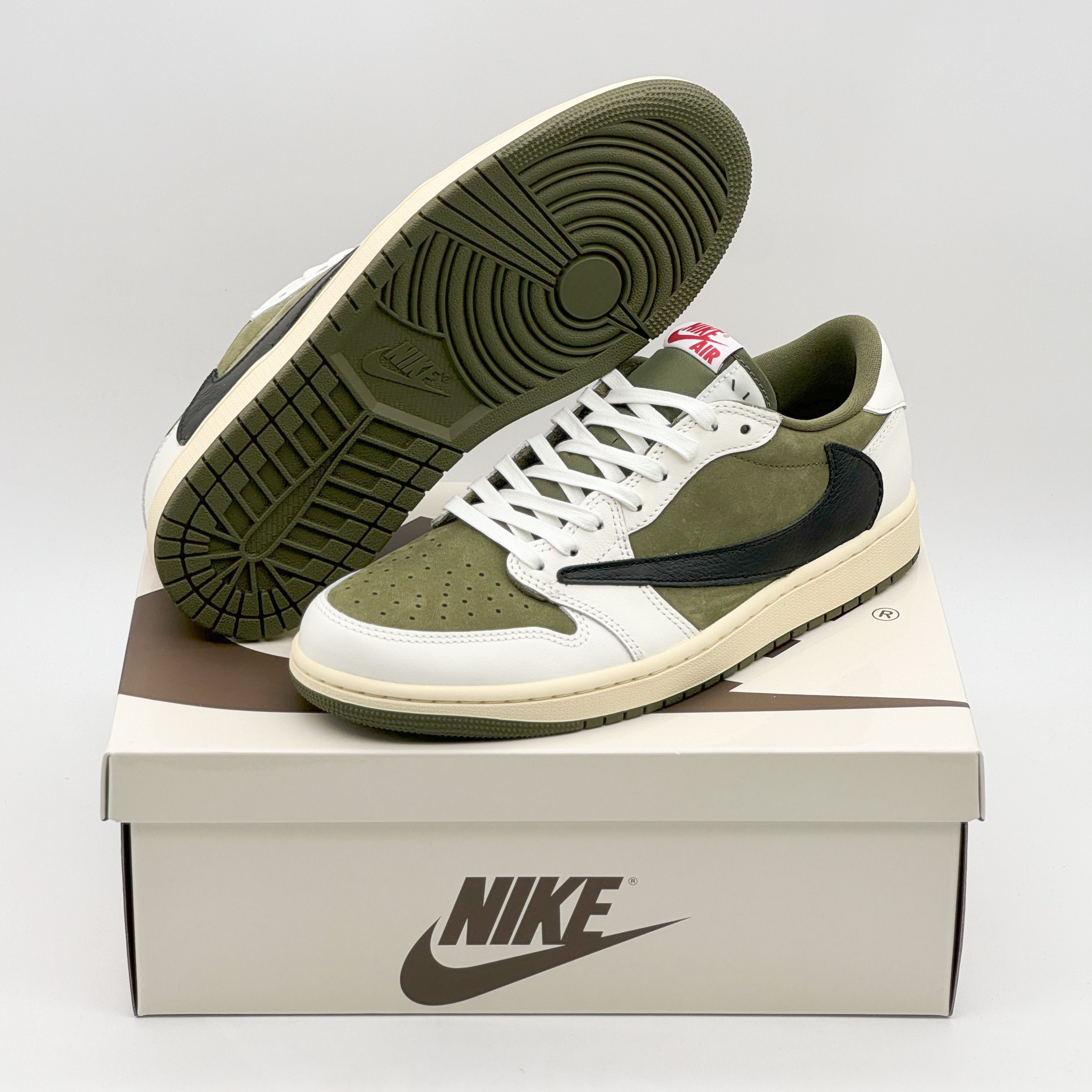 Jordan 1 x Travis Scott Retro Low OG SP Reverse Olive 착용 스타일 - 1