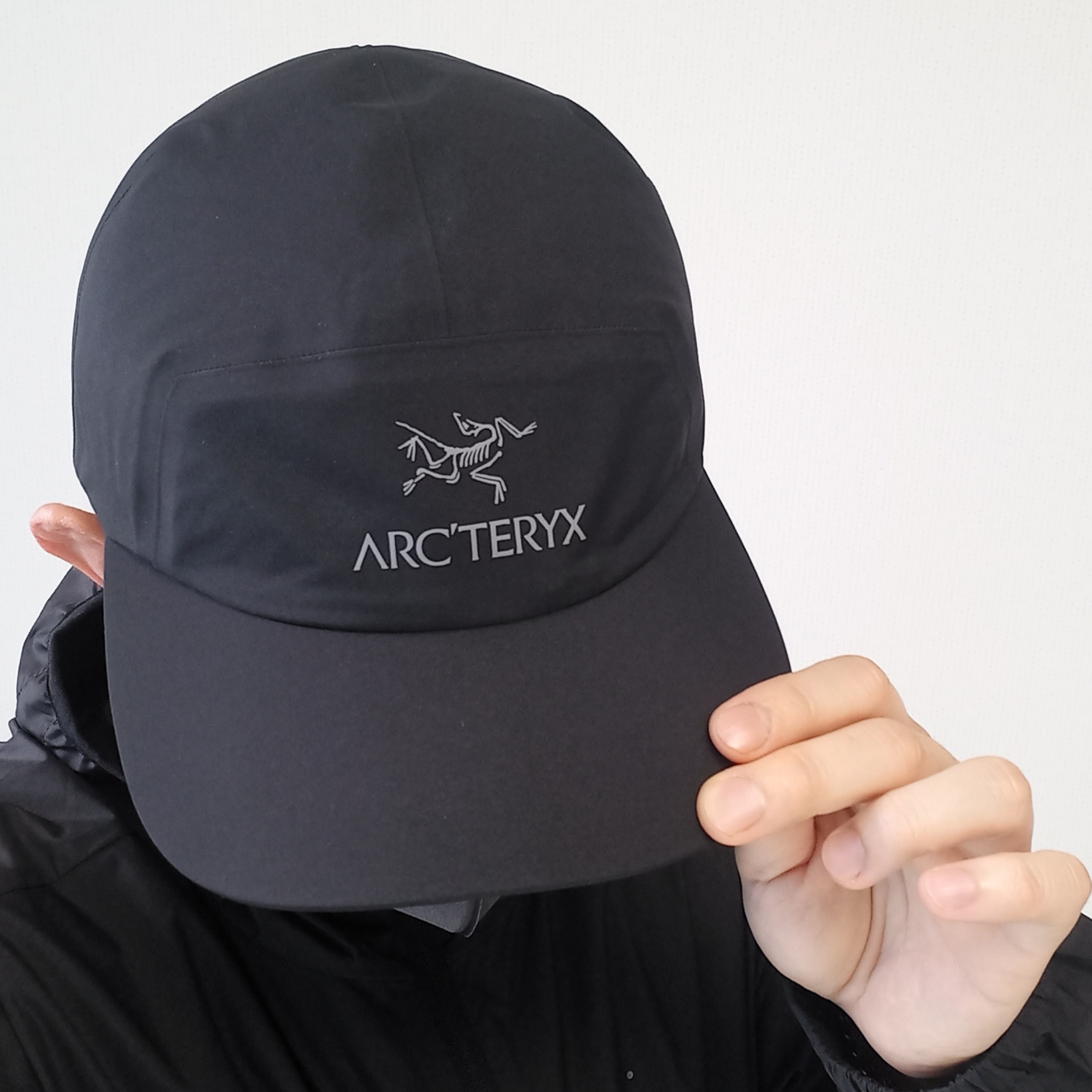 Arc'teryx Gore 5 Panel Cap Black, Arc'teryx Squamish Hoody Black 착용 스타일 - 3