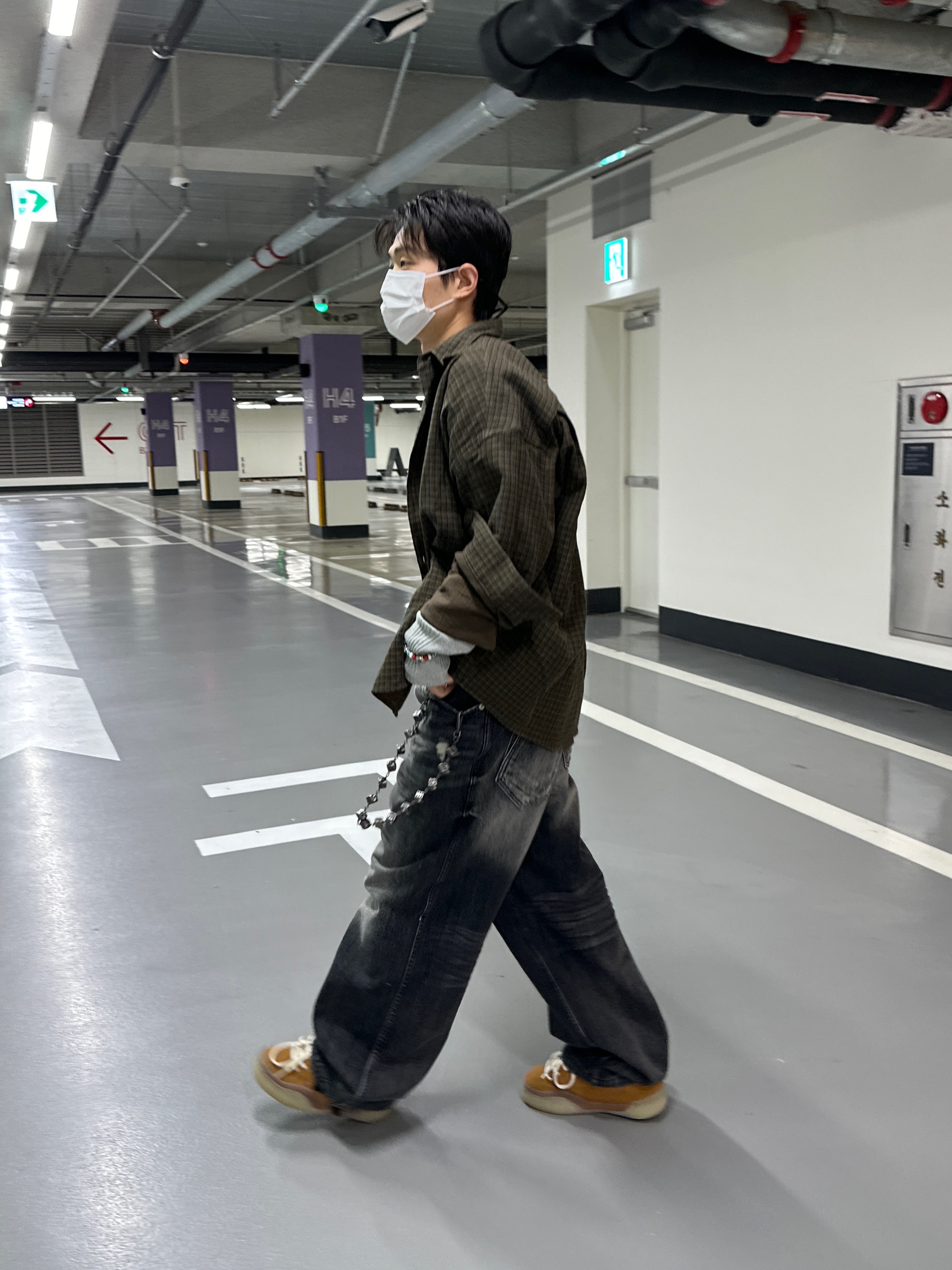 Nonnod Double Pocket Japanese Denim Washed Black, Nonnod Cropped Flexible String Check Shirt Brown 착용 스타일 - 3