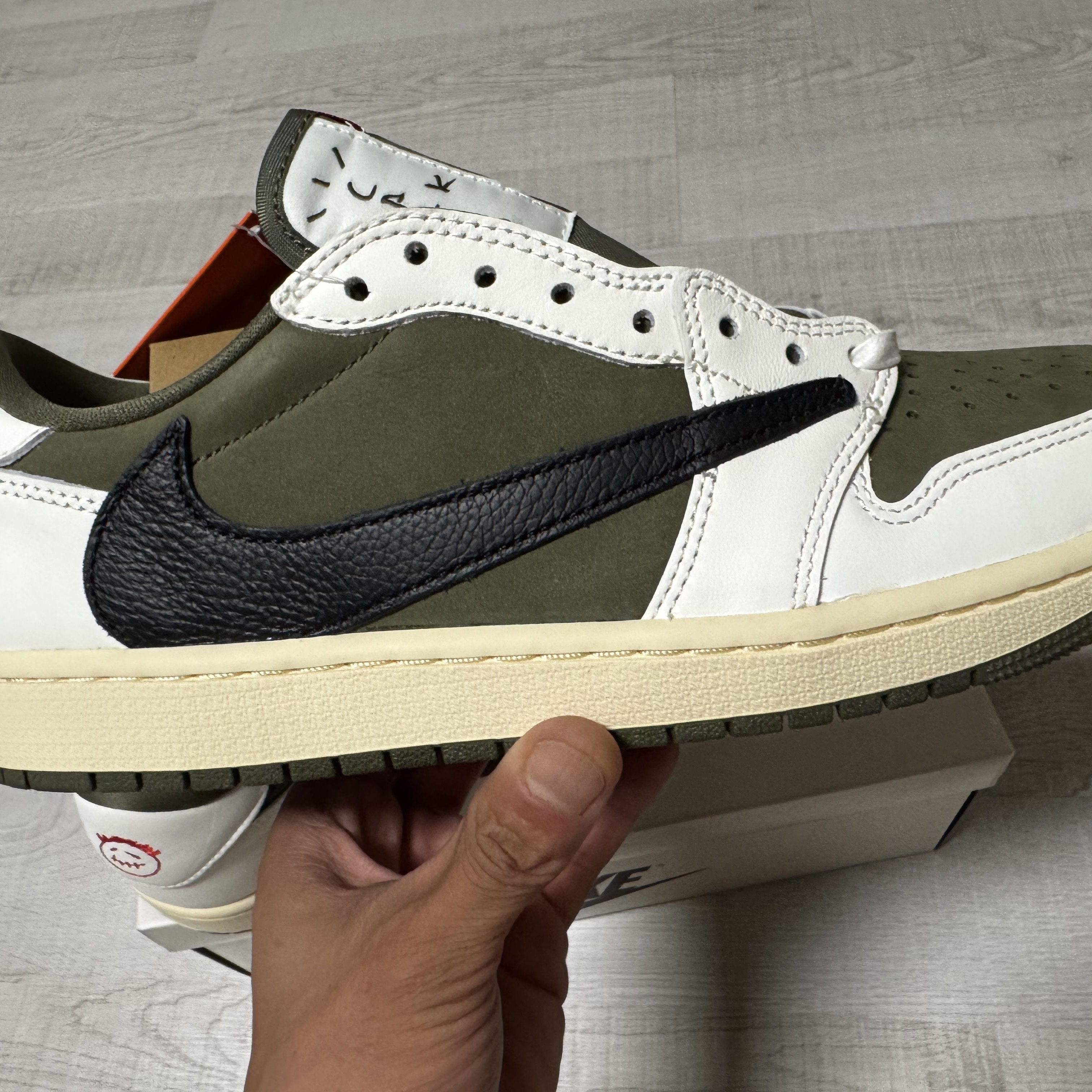 Jordan 1 x Travis Scott Retro Low OG SP Reverse Olive 착용 스타일 - 3