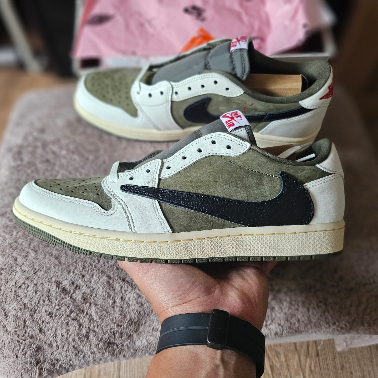 Jordan 1 x Travis Scott Retro Low OG SP Reverse Olive 착용 스타일 - 2