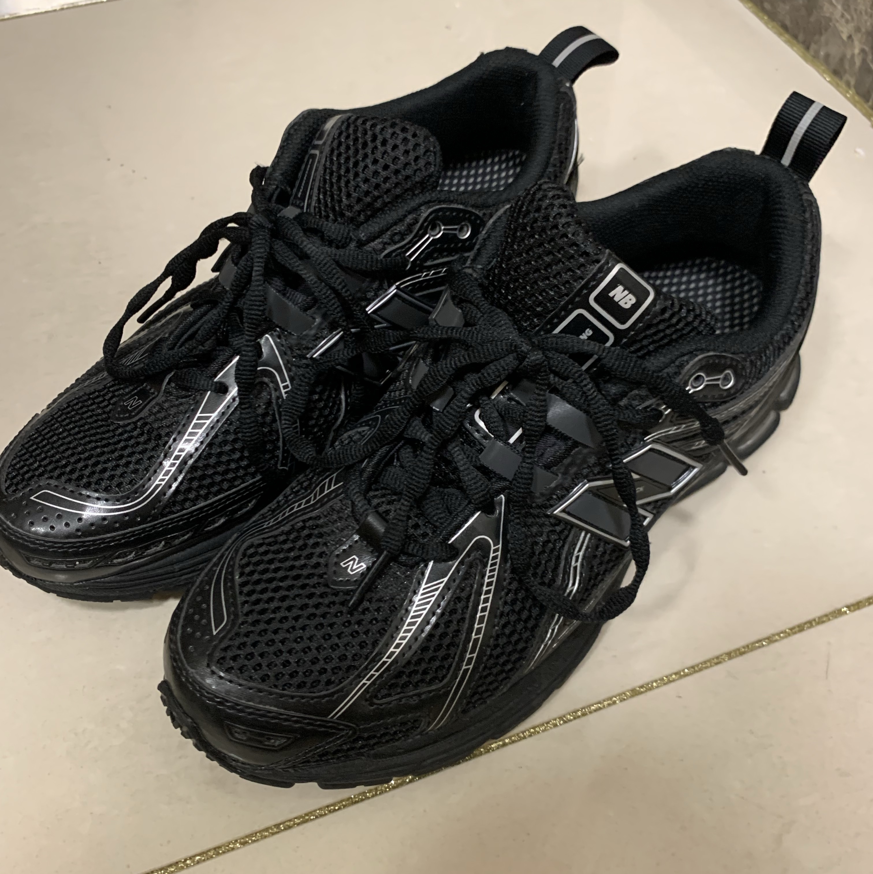 New Balance 1906R Black Silver Metallic 착용 스타일