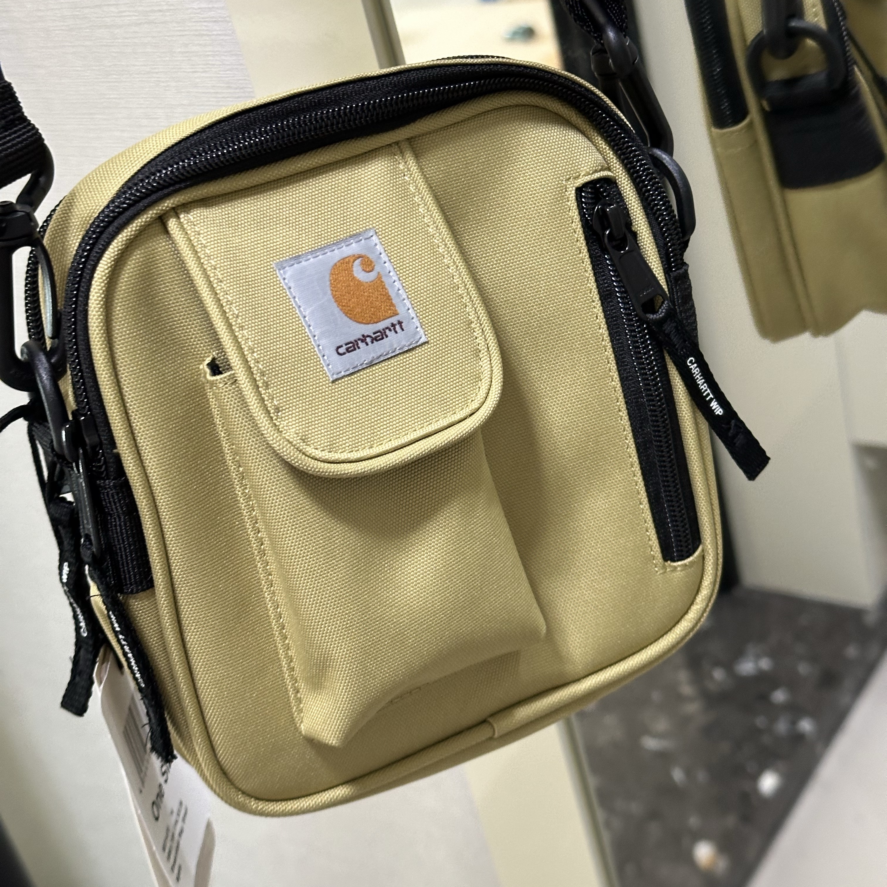 Carhartt WIP Essentials Bag Agate 착용 스타일