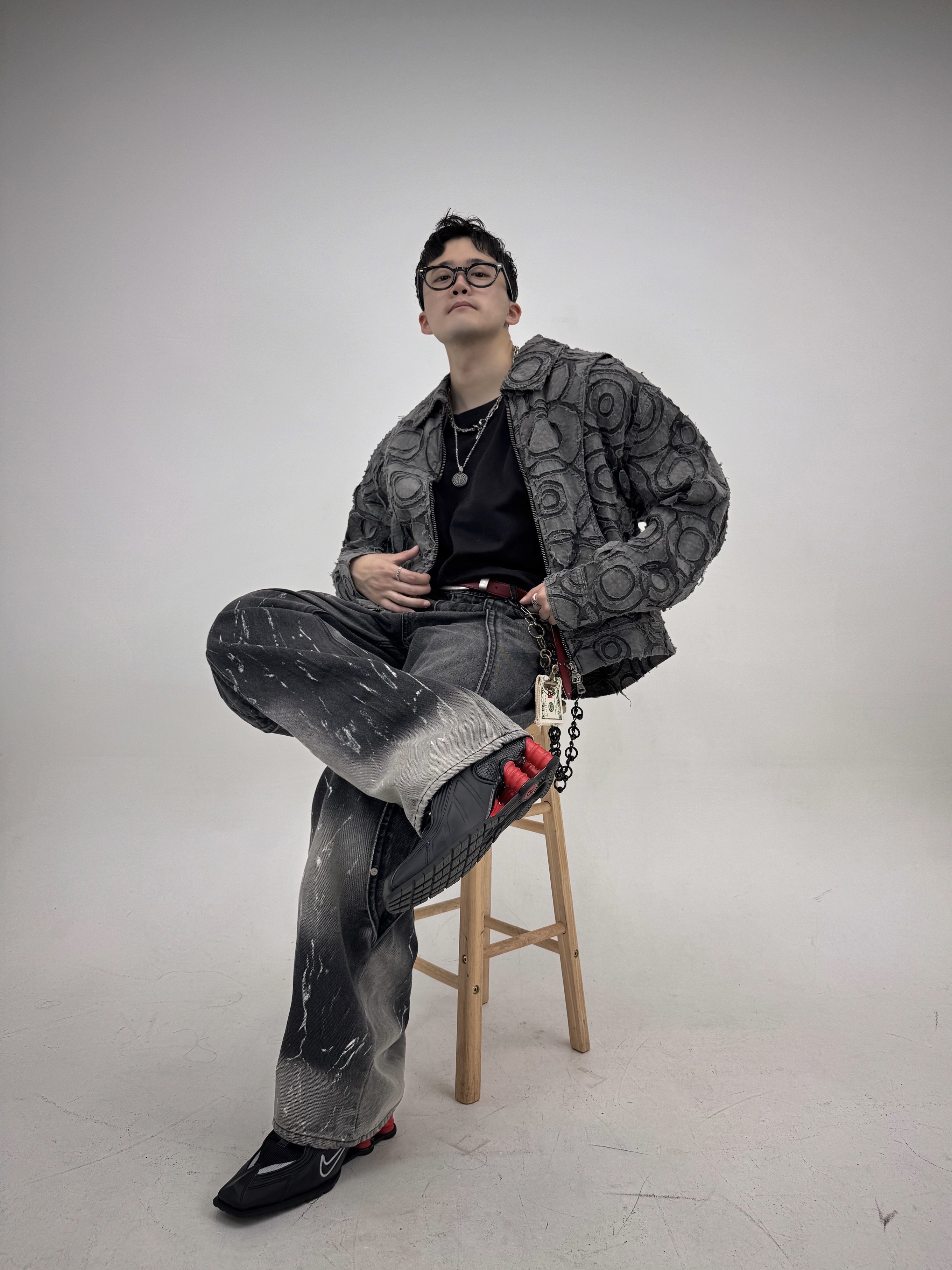 [KREAM 단독] ADSB Andersson Bell Burn-Out Dyed Zip-Up Jacket Charcoal, Matin Kim Western Style Belt Red 착용 스타일 - 1