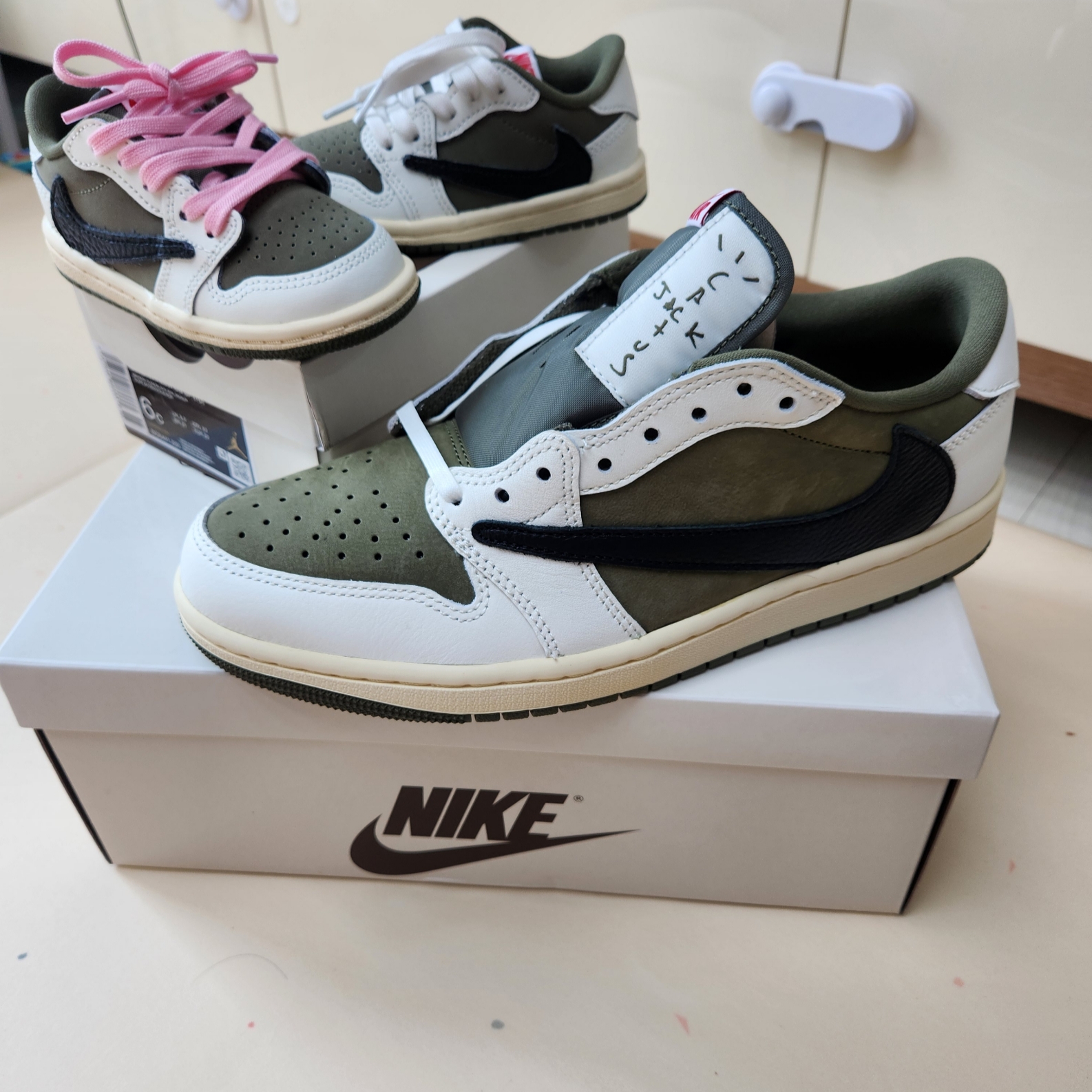 Jordan 1 x Travis Scott Retro Low OG SP Reverse Olive 착용 스타일