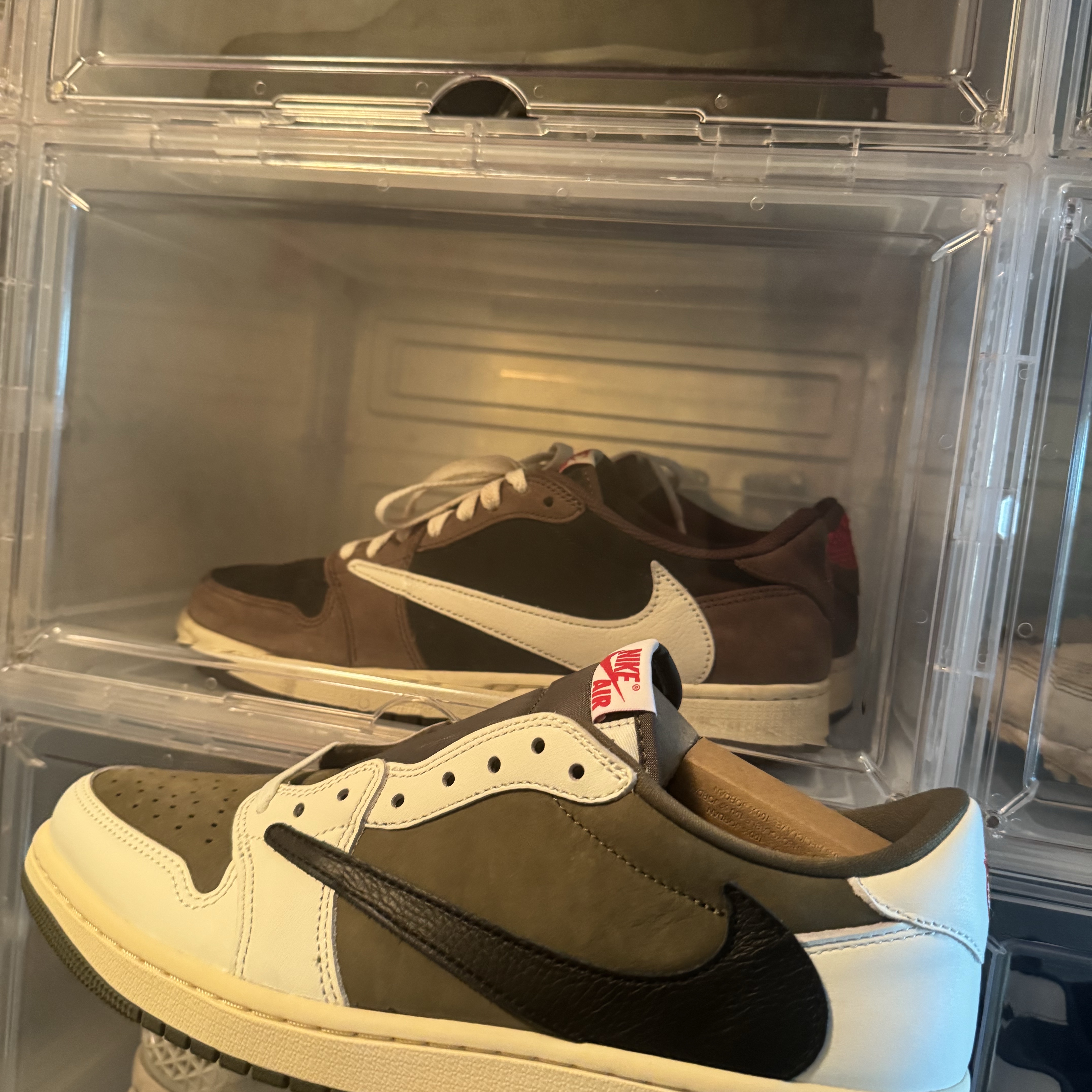 Jordan 1 x Travis Scott Retro Low OG SP Reverse Olive, Jordan 1 x Travis Scott Retro Low OG SP Mocha 착용 스타일 - 2