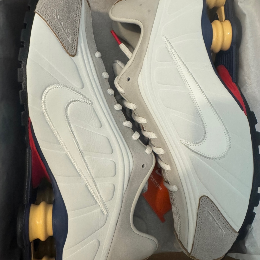 Nike Shox R4 PRM Light Iron Ore and Phantom 착용 스타일 - 1