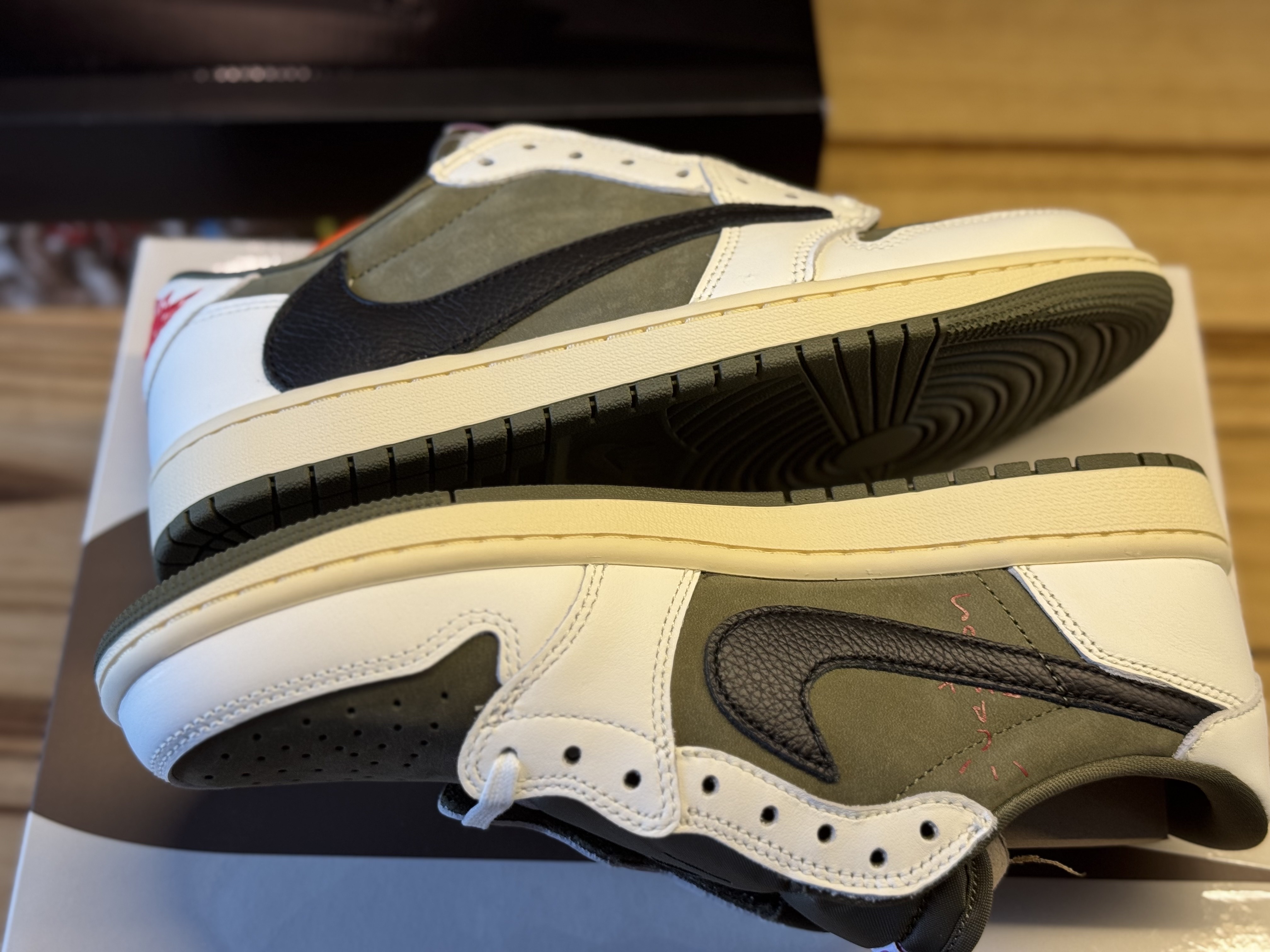 Jordan 1 x Travis Scott Retro Low OG SP Reverse Olive 착용 스타일 - 3