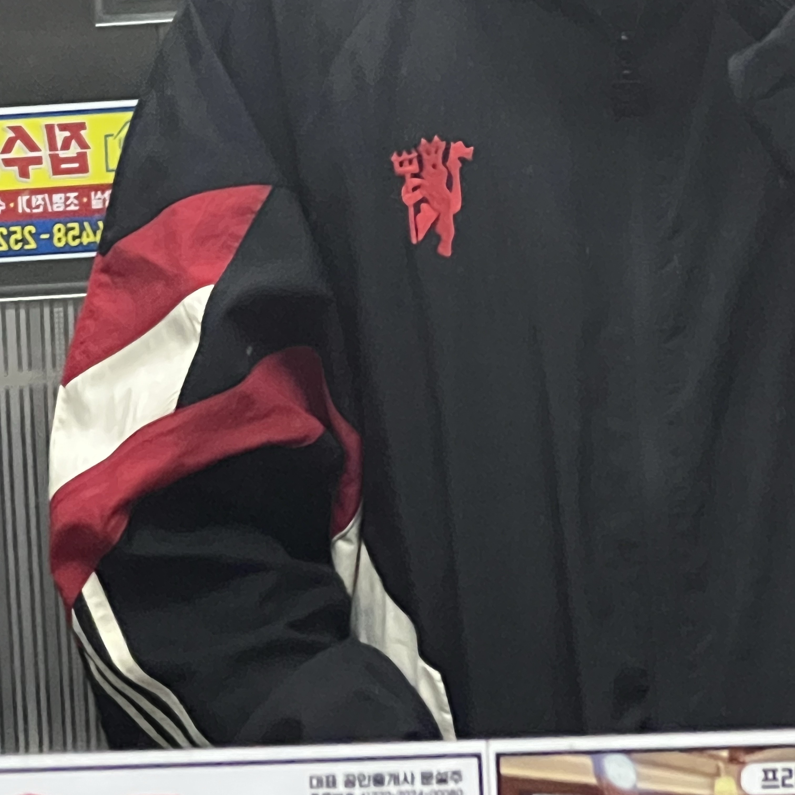 Adidas Manchester United Originals Track Top Black Red - KR Sizing 착용 스타일