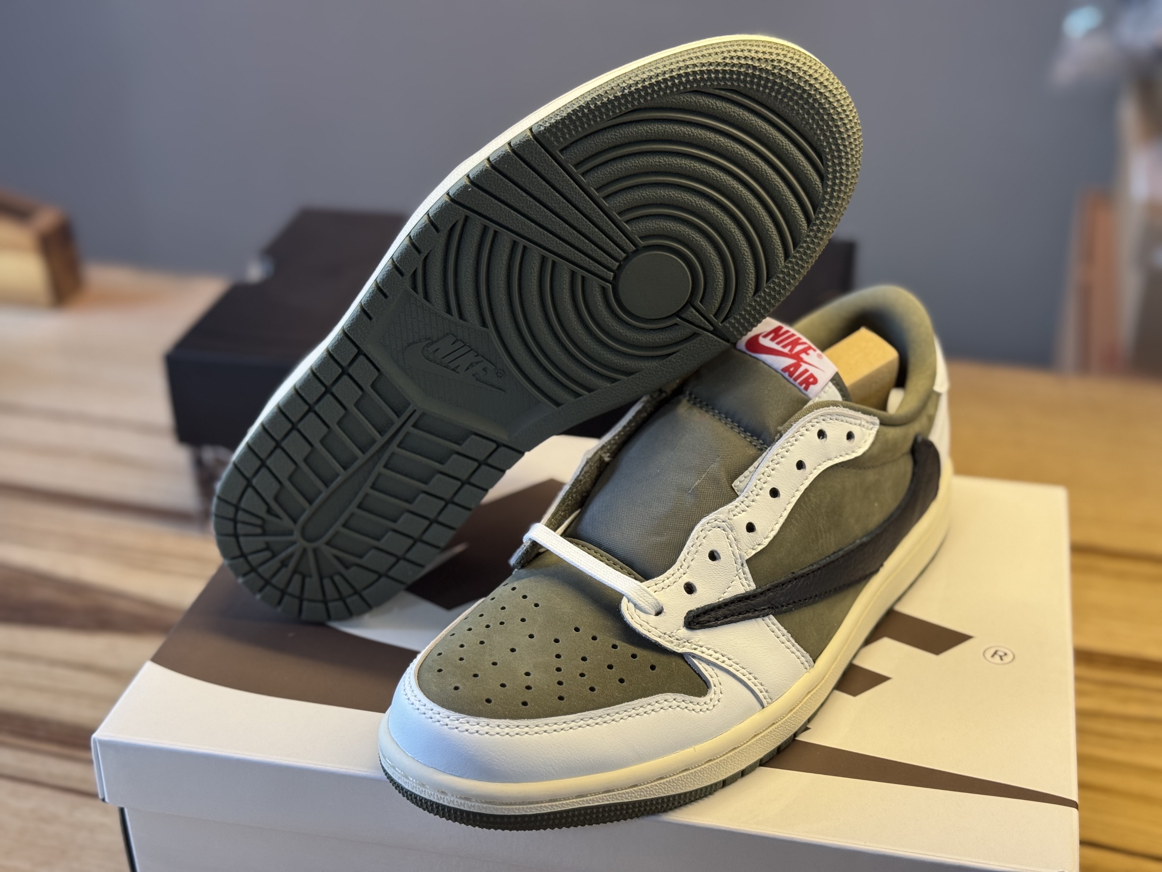 Jordan 1 x Travis Scott Retro Low OG SP Reverse Olive 착용 스타일 - 2