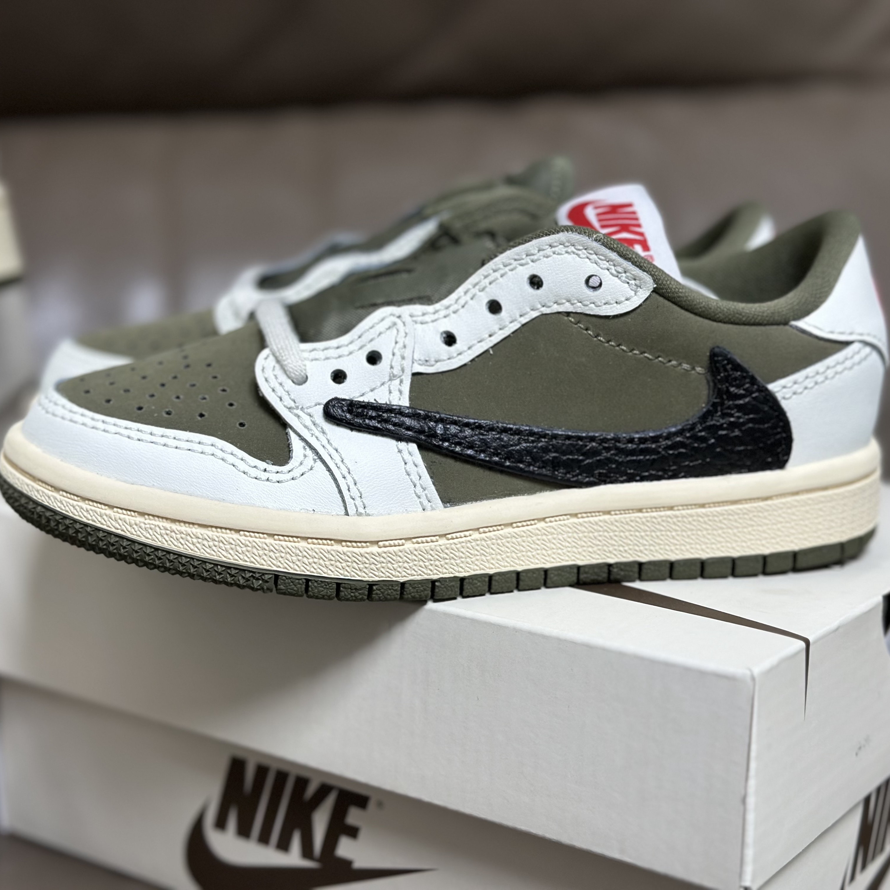 Jordan 1 x Travis Scott Retro Low OG SP Reverse Olive, (PS) Jordan 1 x Travis Scott Retro Low OG SP Reverse Olive 착용 스타일 - 3