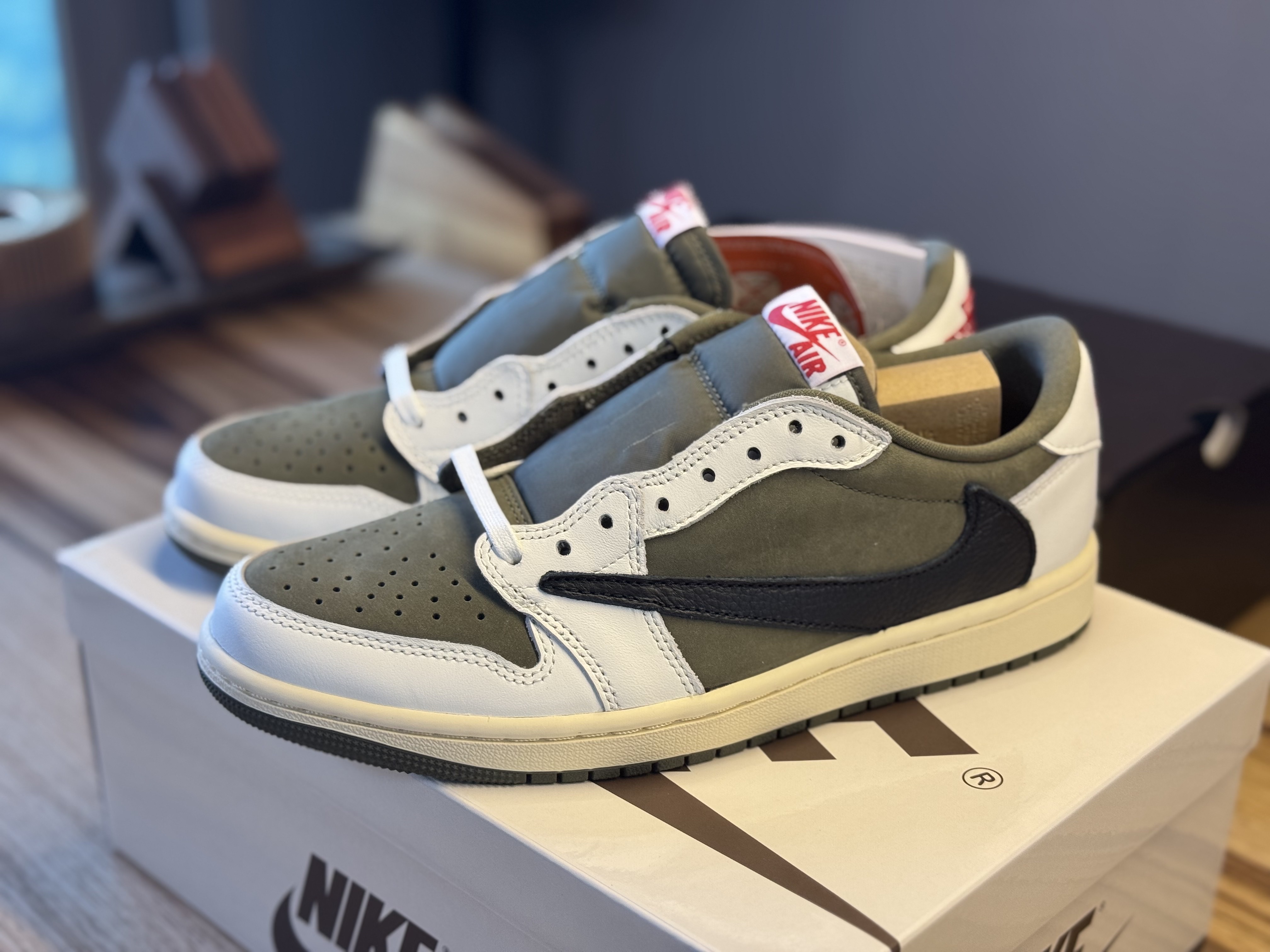 Jordan 1 x Travis Scott Retro Low OG SP Reverse Olive 착용 스타일 - 1