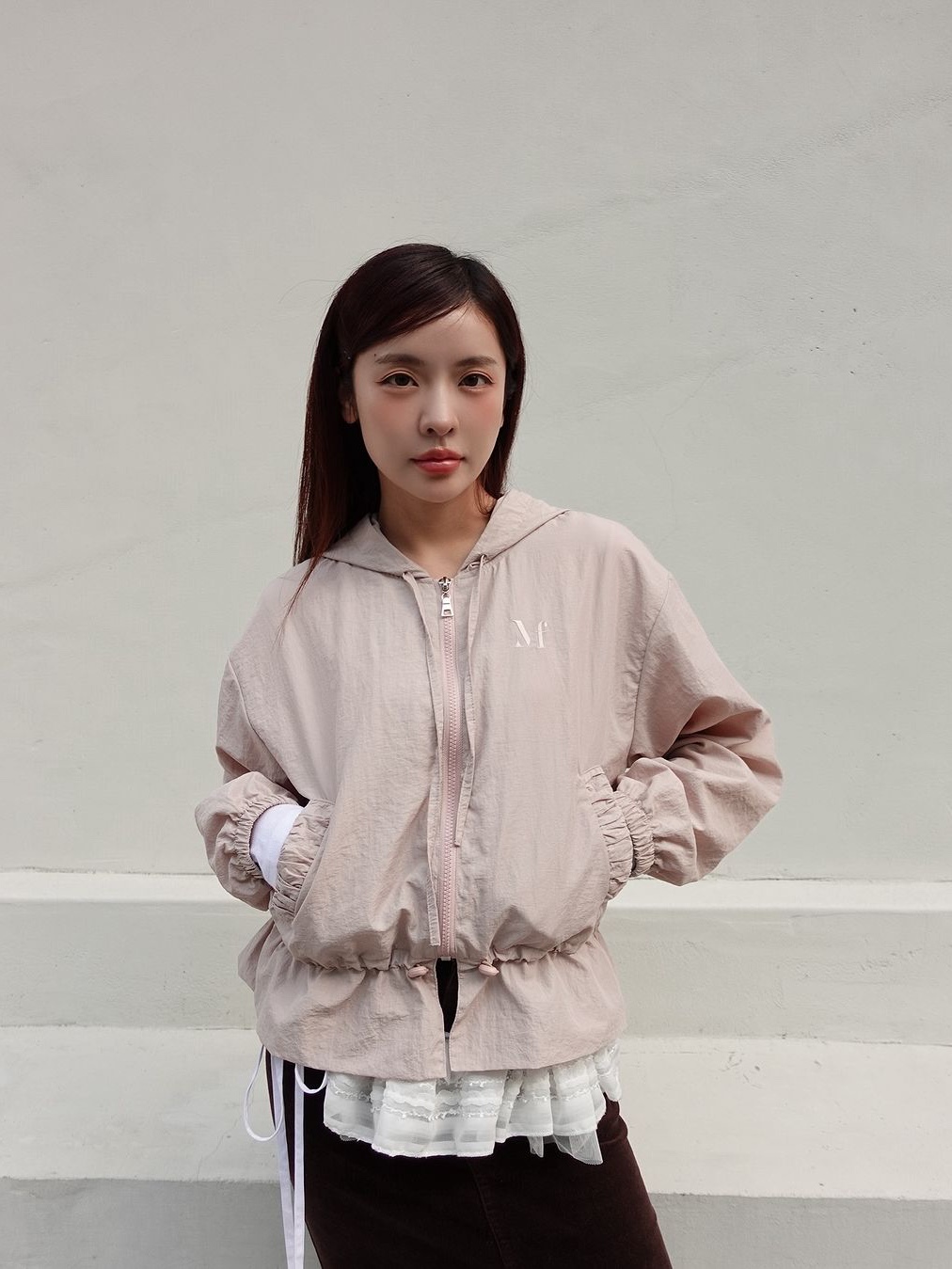 Margarin Fingers Peplum Glossy Jumper Light Pink 착용 스타일 - 2