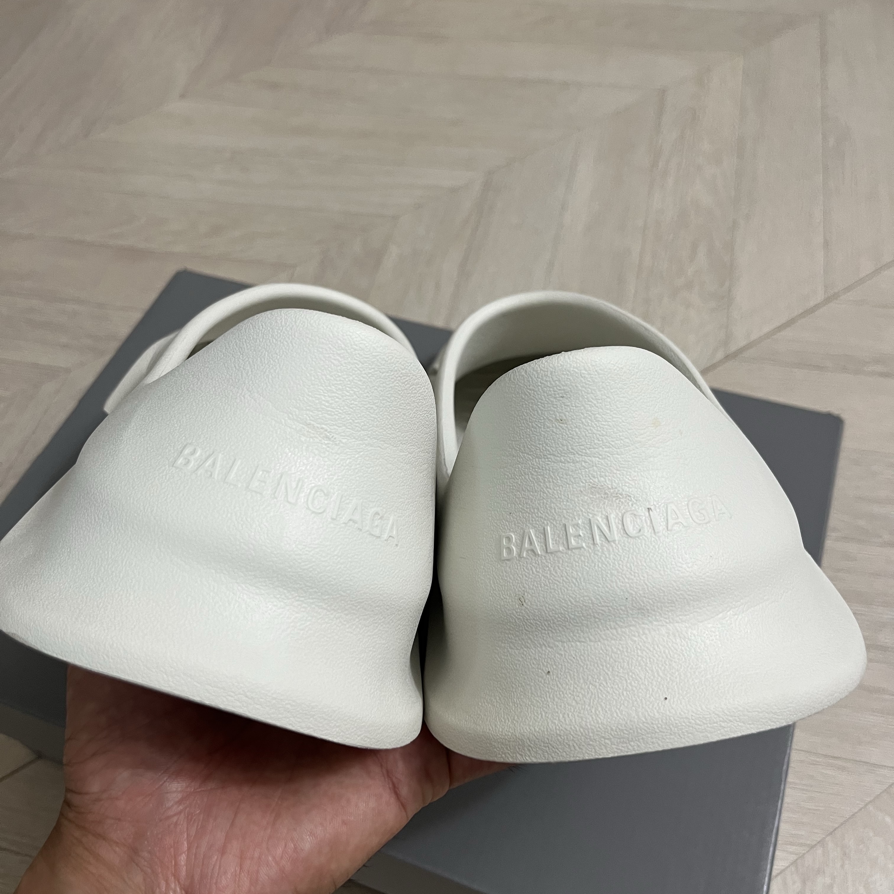 Balenciaga Rubber Mold Closed Beige 착용 스타일