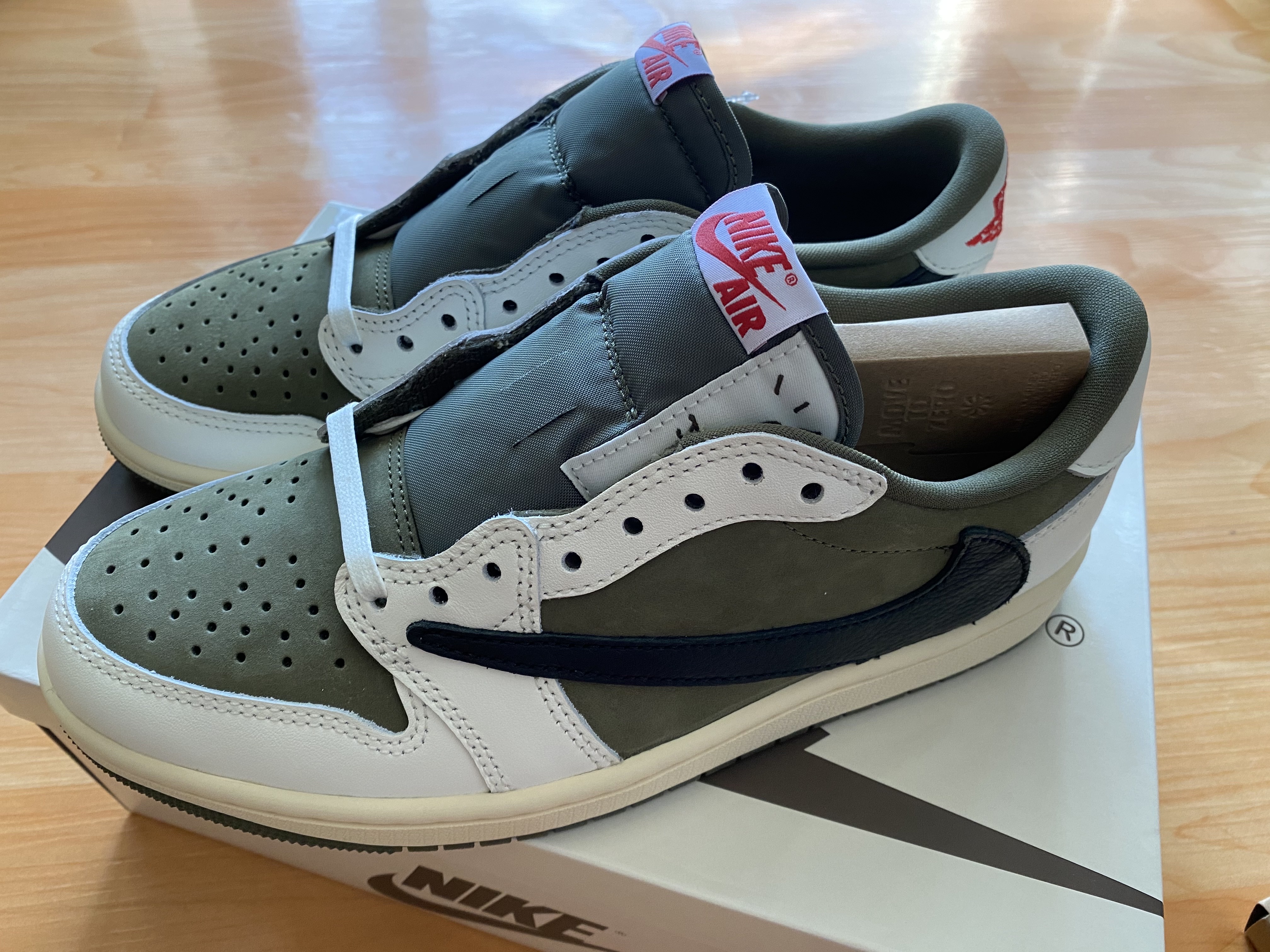 Jordan 1 x Travis Scott Retro Low OG SP Reverse Olive 착용 스타일 - 3