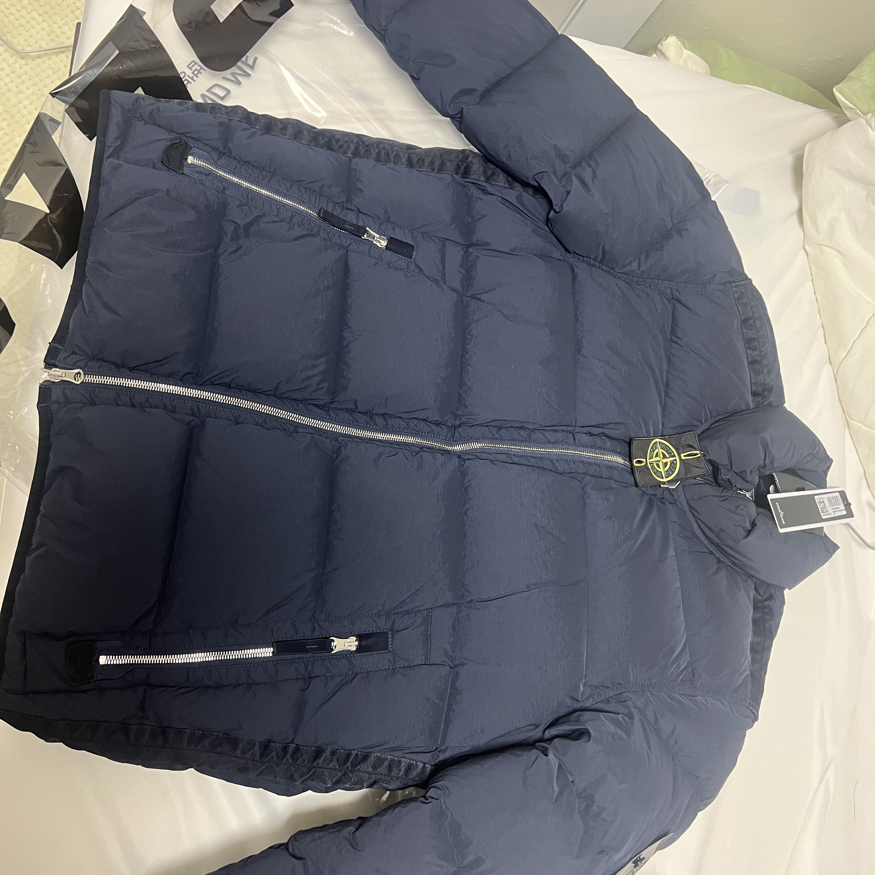 Stone Island 44028 Seamless Tunnel Nylon Down-TC Blouson Navy Blue - 23FW 착용 스타일