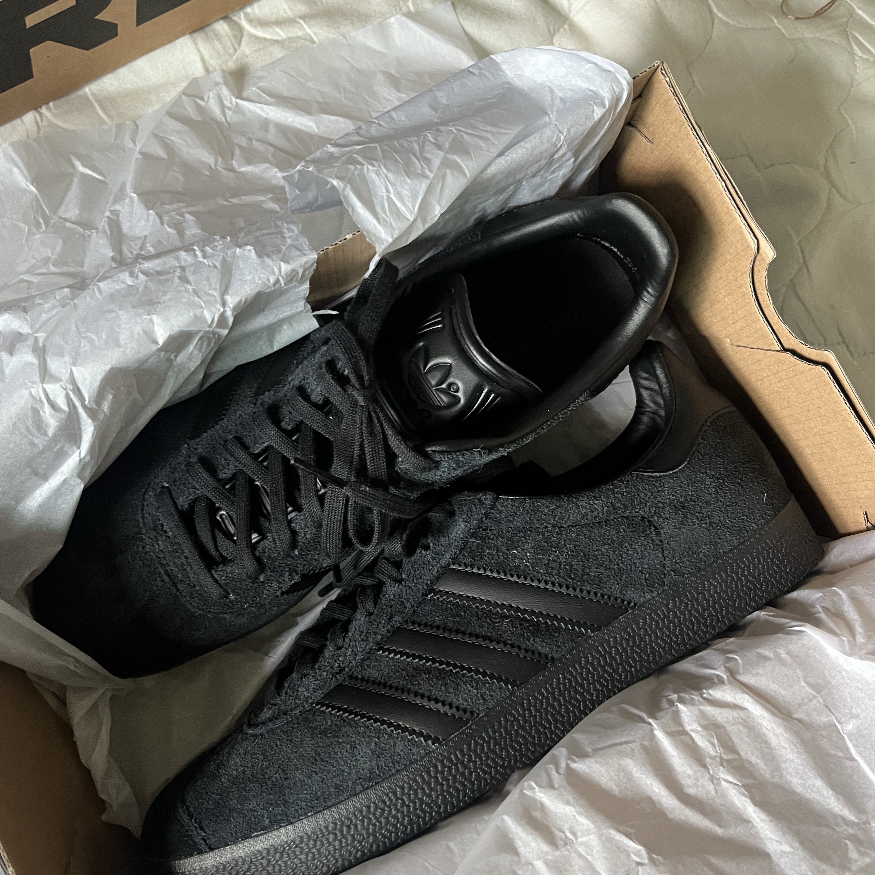 Adidas Gazelle Triple Black 착용 스타일
