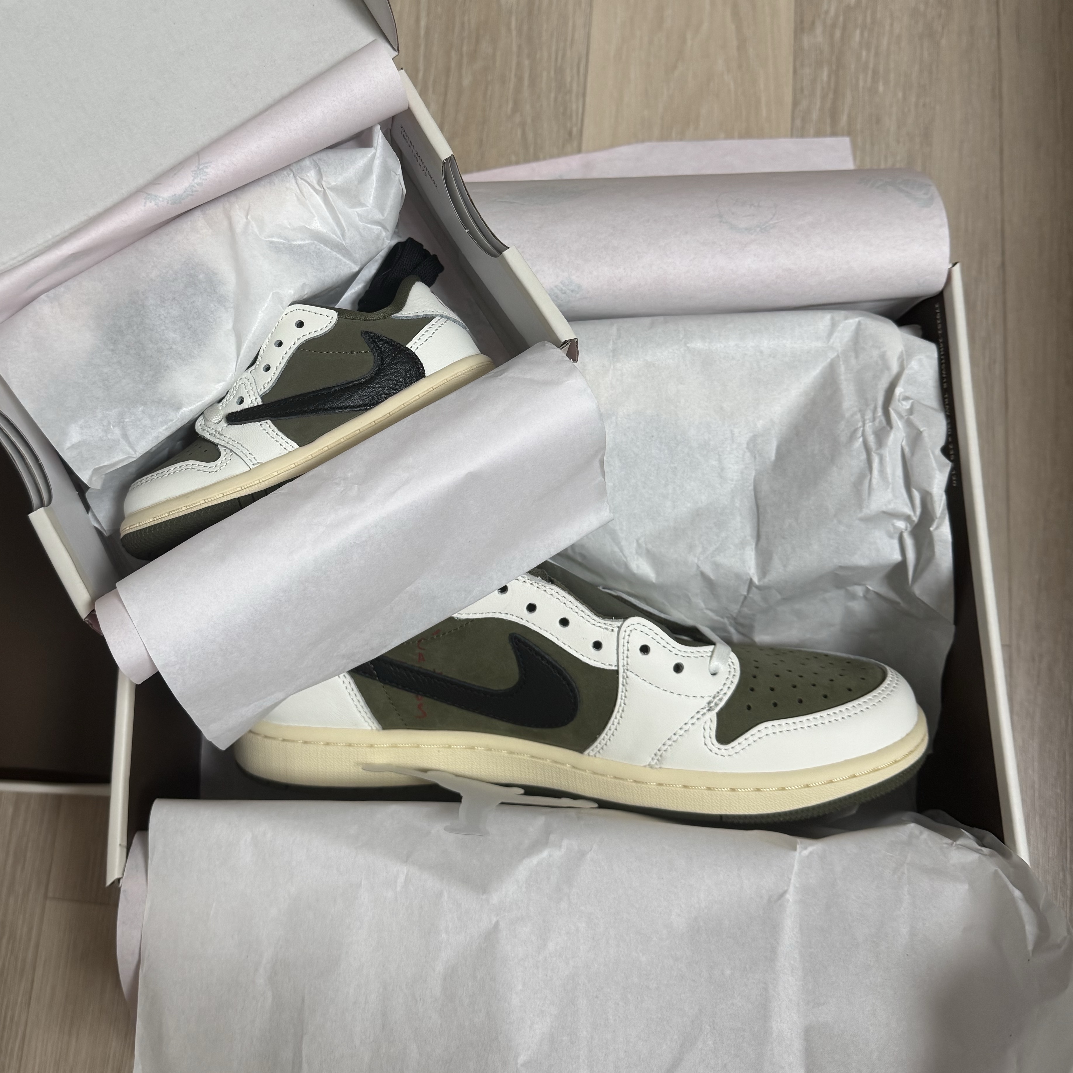 Jordan 1 x Travis Scott Retro Low OG SP Reverse Olive, (TD) Jordan 1 x Travis Scott Retro Low OG SP Reverse Olive 착용 스타일 - 4