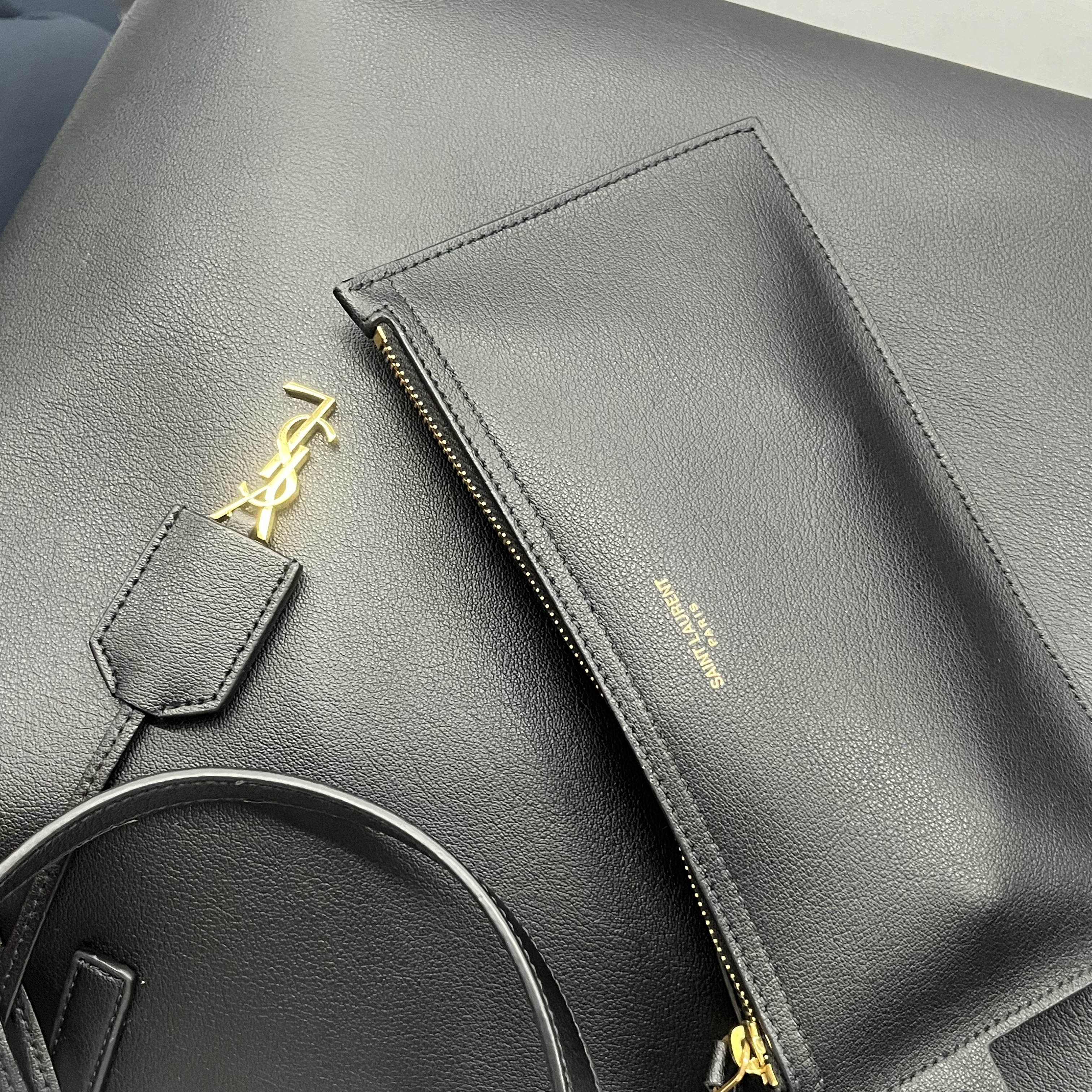 Saint Laurent Shopping Bag North/South in Supple Leather Black 착용 스타일