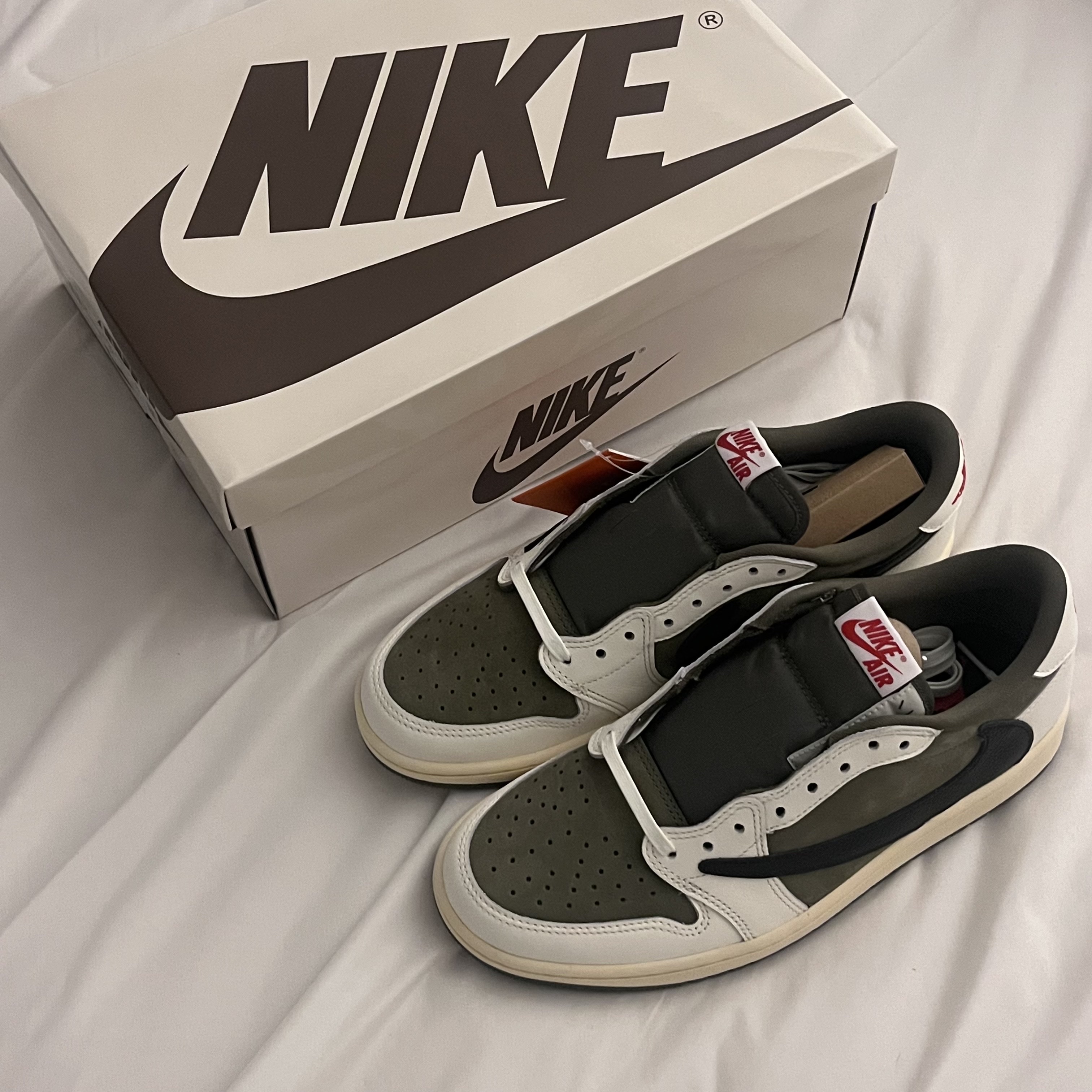 Jordan 1 x Travis Scott Retro Low OG SP Reverse Olive 착용 스타일 - 1