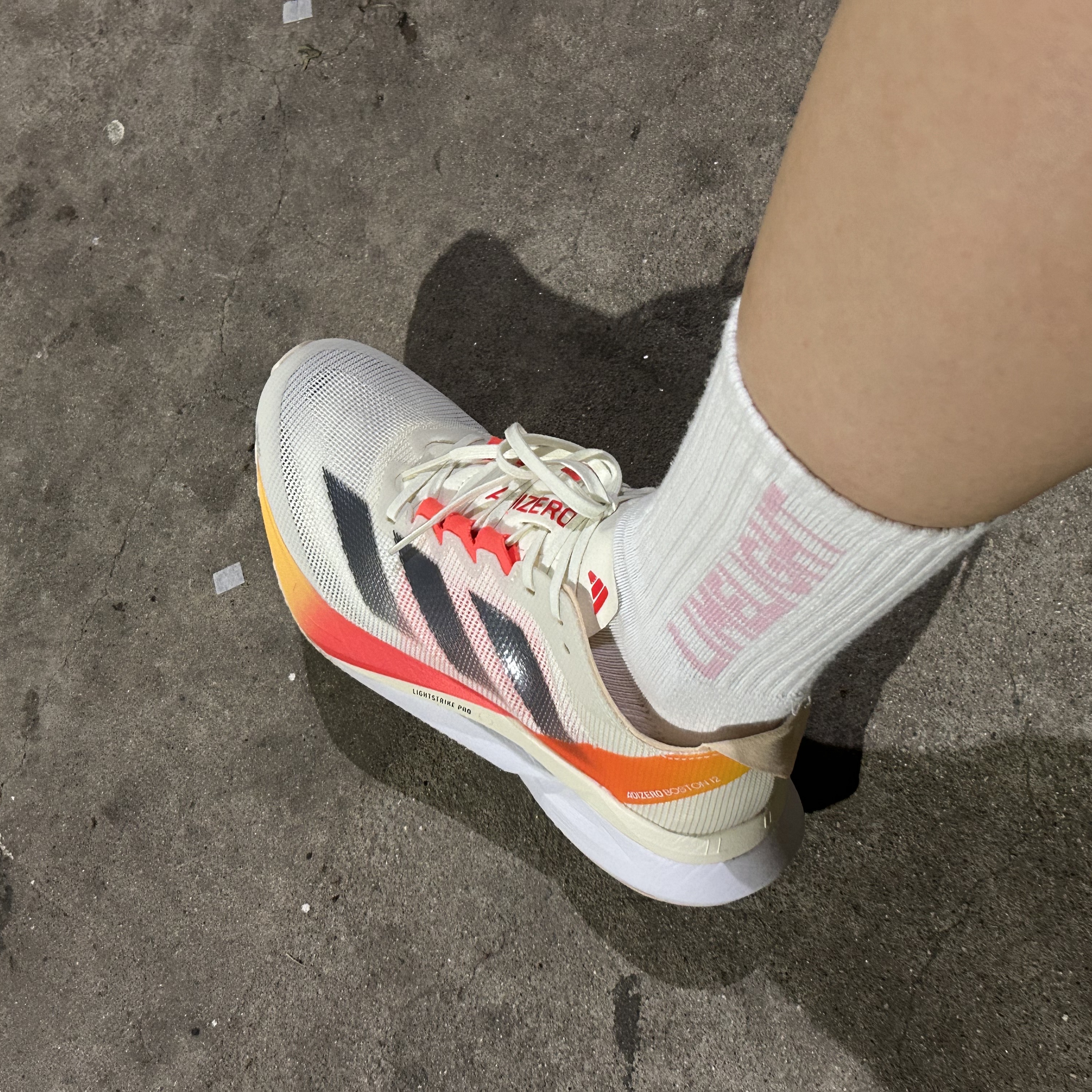 (W) Adidas Adizero Boston 12 Ivory Solar Red 착용 스타일