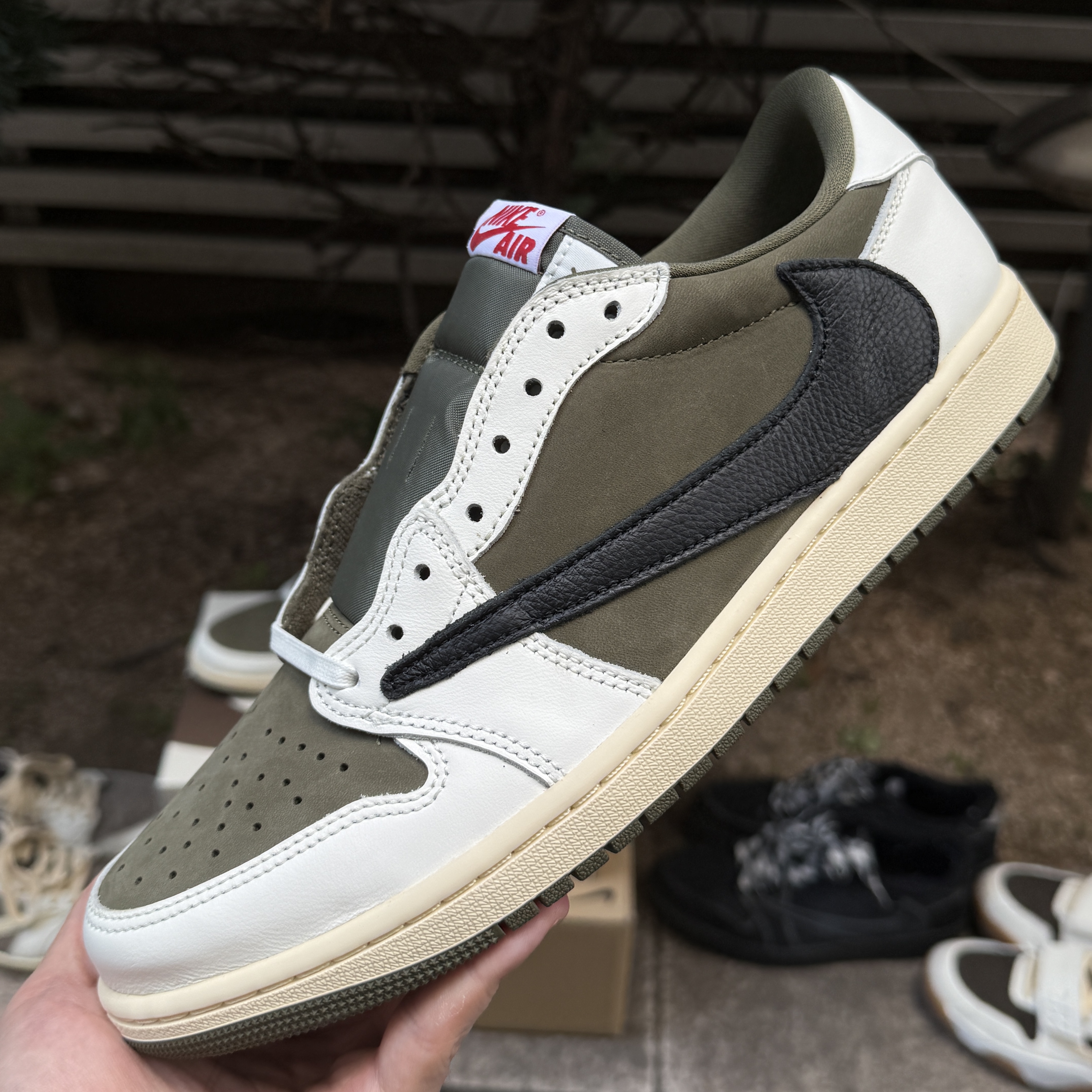 Jordan 1 x Travis Scott Retro Low OG SP Reverse Olive, Jordan 1 x Travis Scott Retro Low OG SP Sail and Ridgerock 착용 스타일 - 2