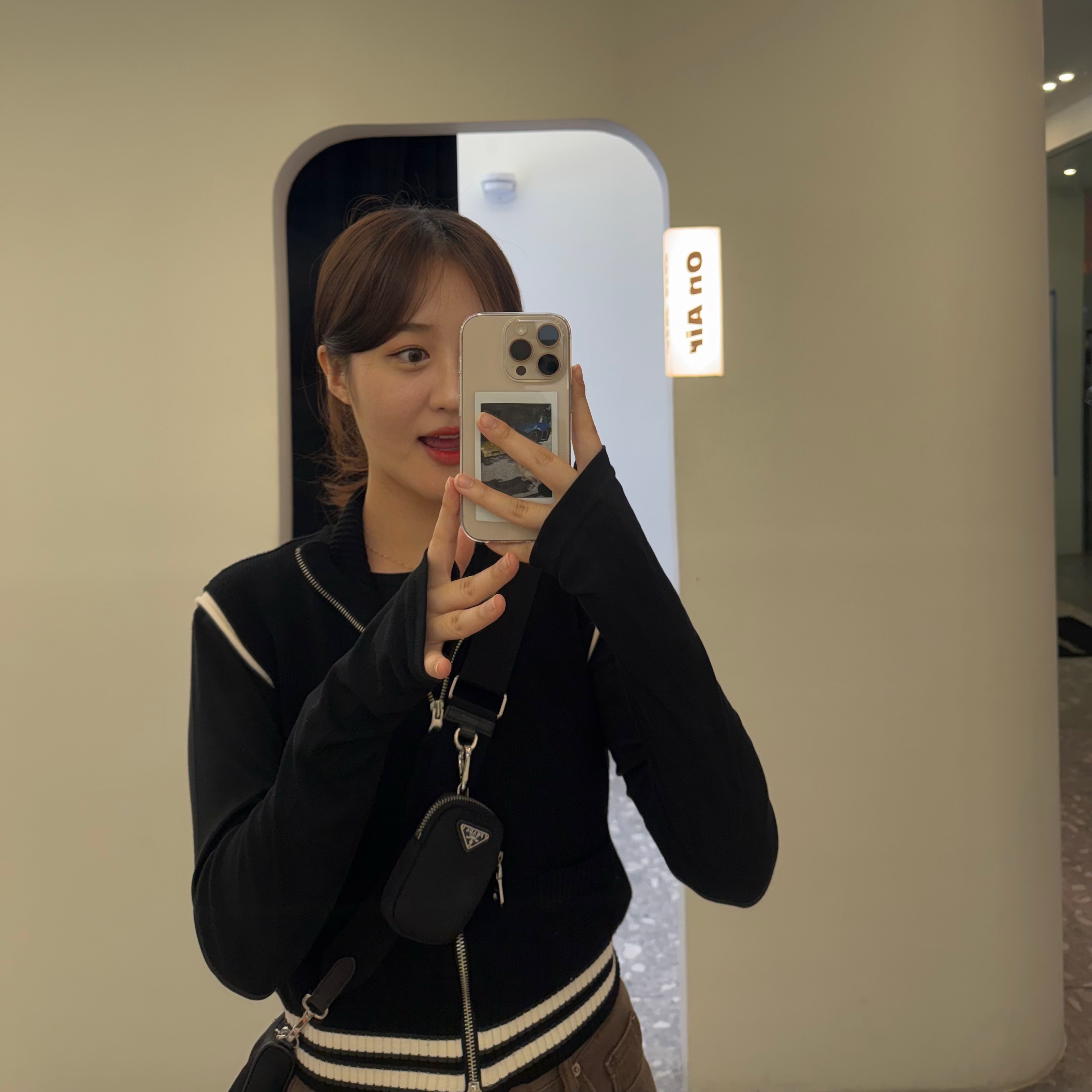(W) Matin Kim Spell Point Stripe Knit Vest Black 착용 스타일 - 3