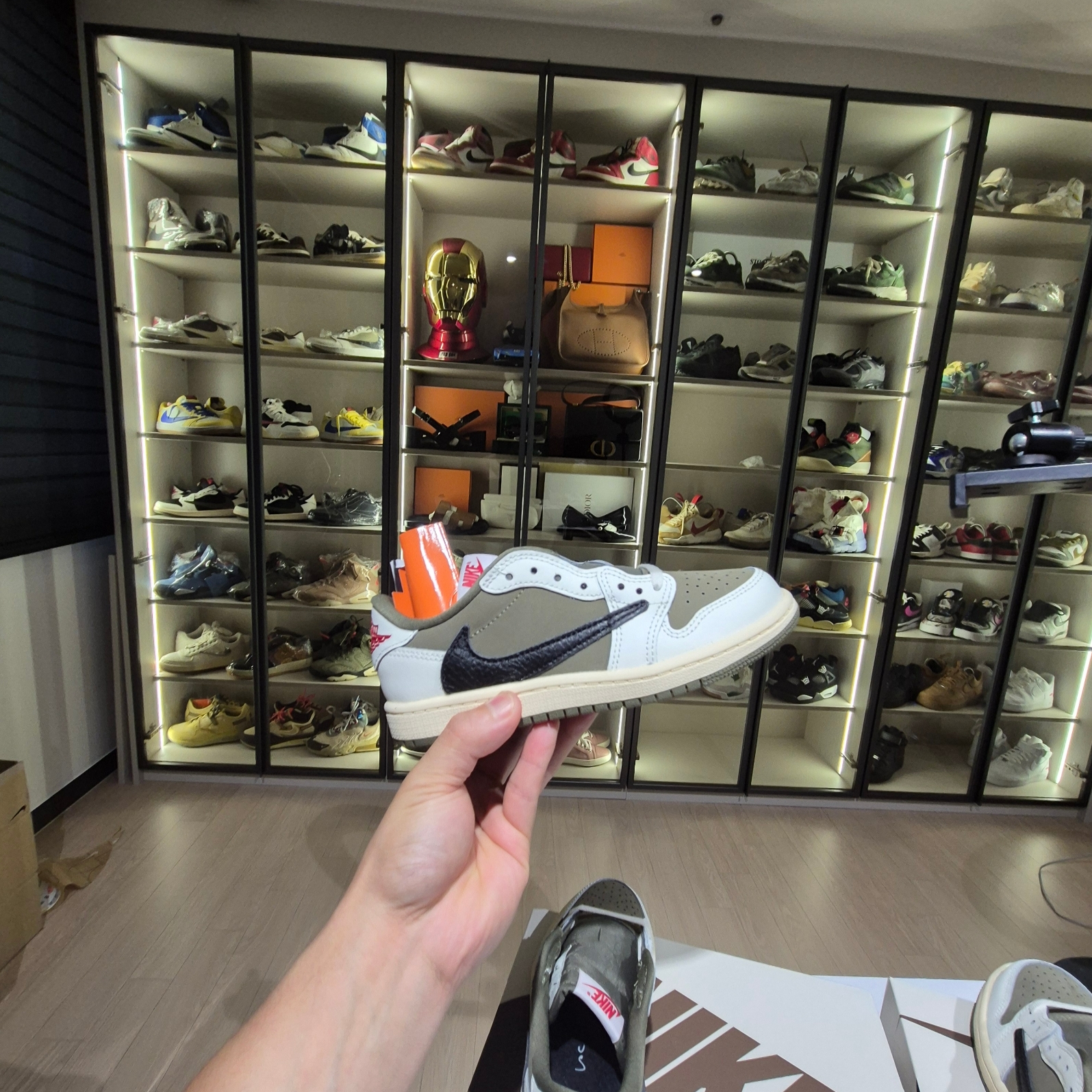 (PS) Jordan 1 x Travis Scott Retro Low OG SP Reverse Olive, (W) Jordan 1 x Travis Scott Retro Low OG SP Canary 착용 스타일 - 5