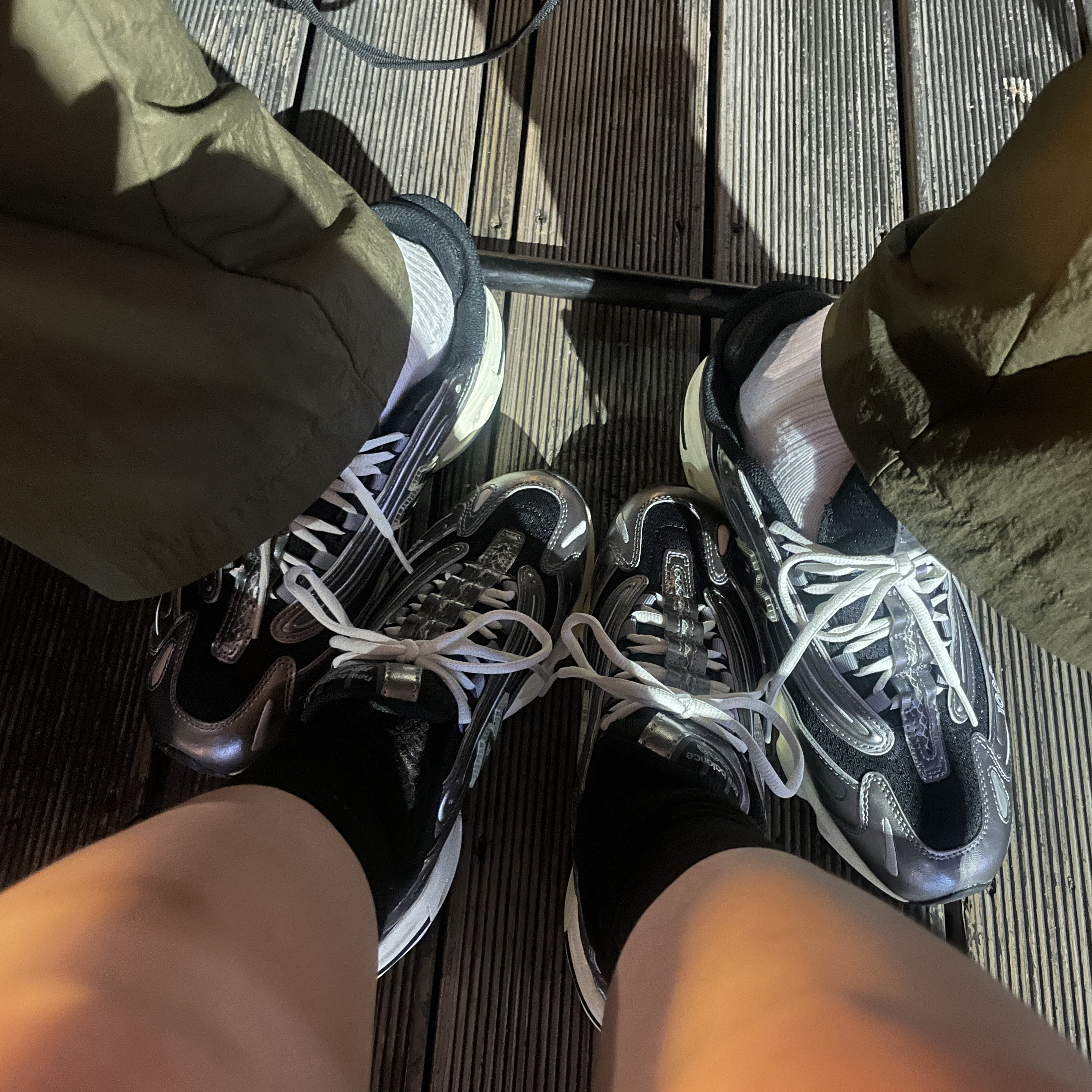 New Balance 1000 Silver Metallic Black 착용 스타일