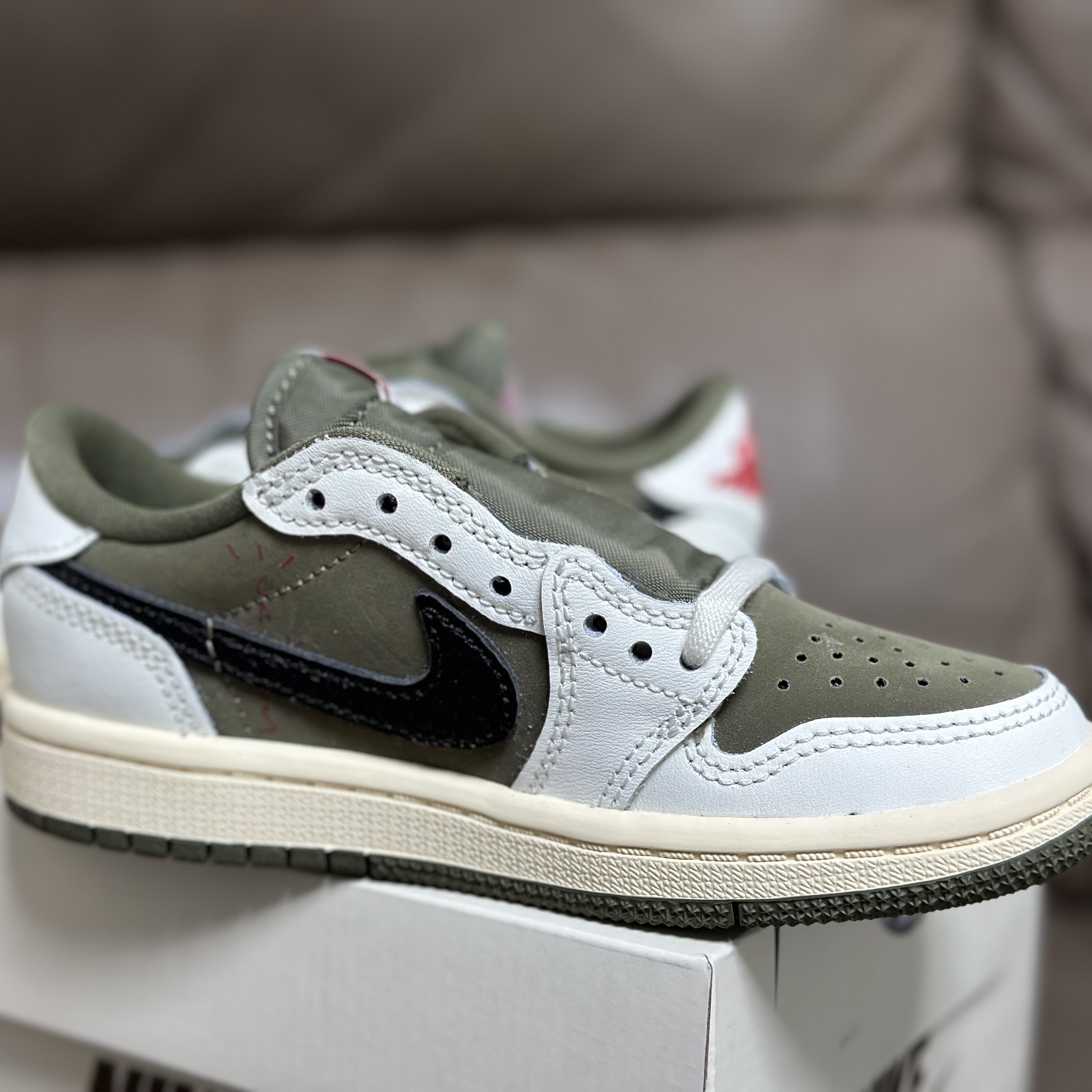 Jordan 1 x Travis Scott Retro Low OG SP Reverse Olive, (PS) Jordan 1 x Travis Scott Retro Low OG SP Reverse Olive 착용 스타일 - 4