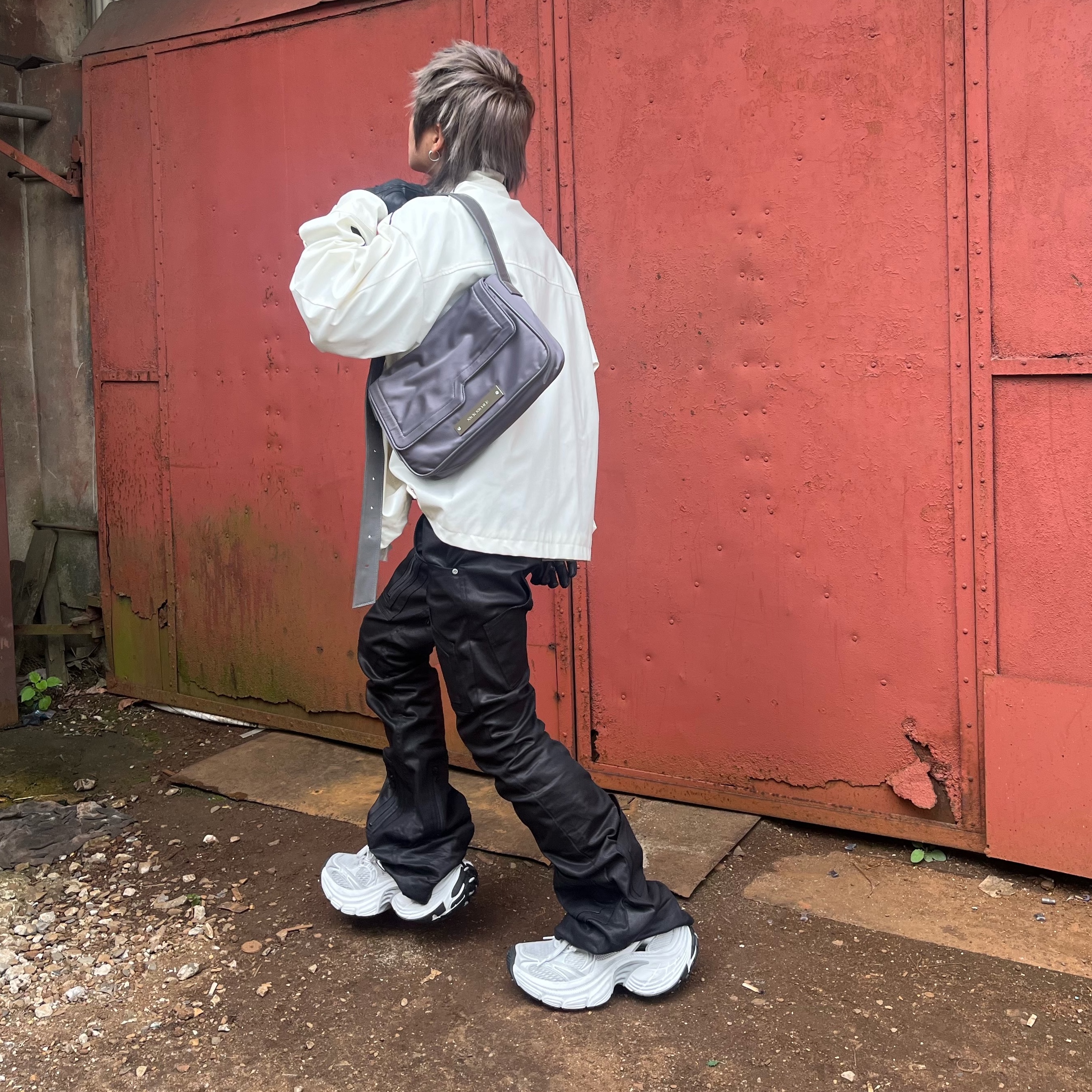 Balenciaga 10XL Sneakers White Grey Silver Black 착용 스타일 - 3