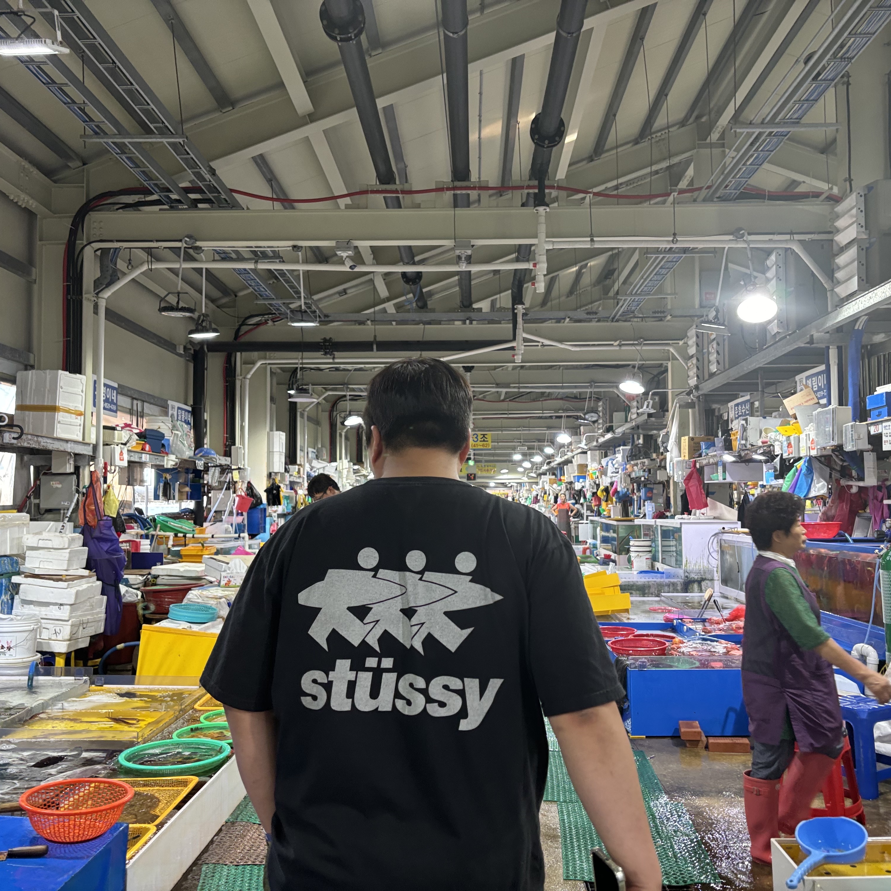 Stussy Surfwalk Pigment Dyed T-Shirt Black 착용 스타일