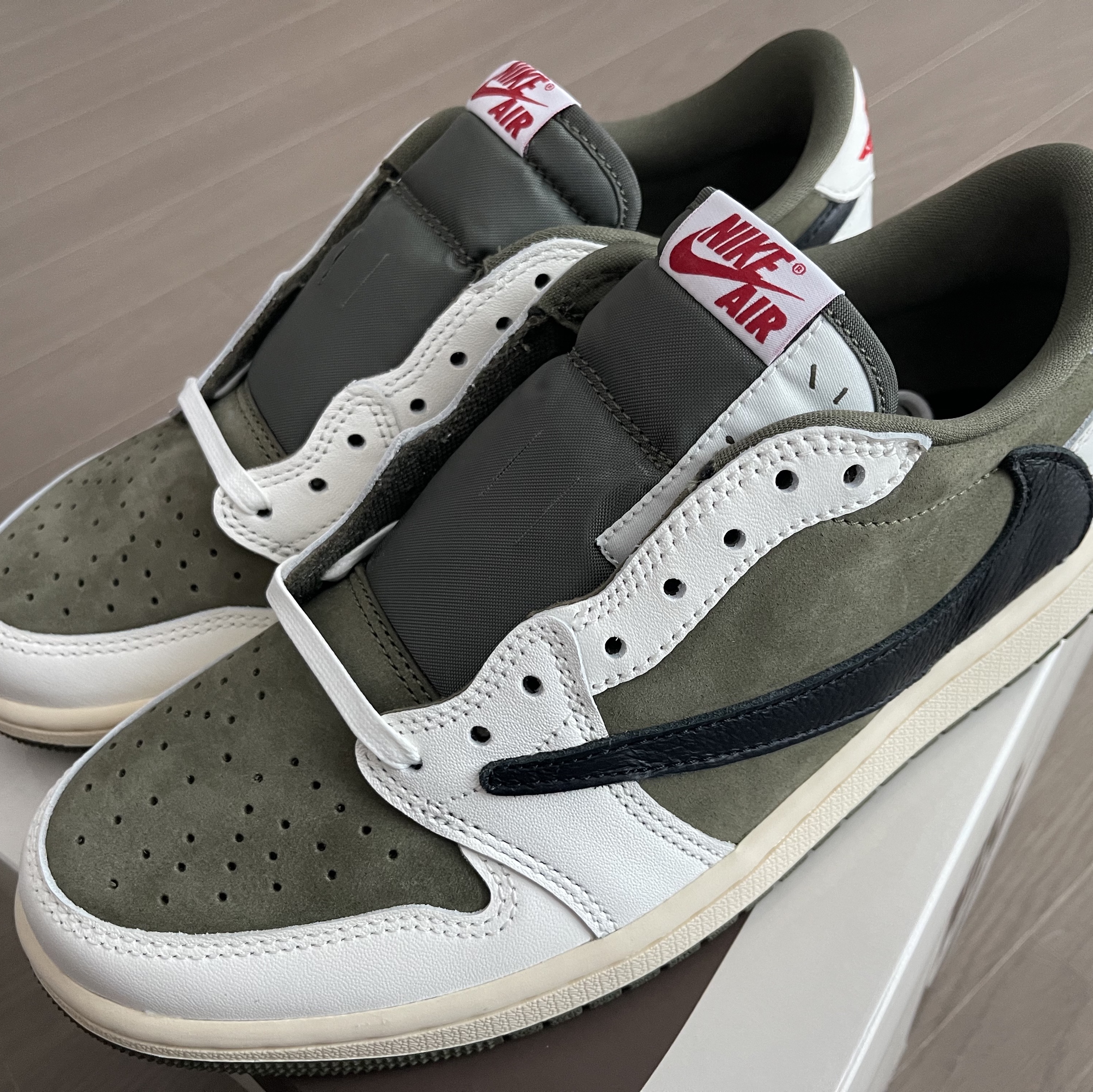 Jordan 1 x Travis Scott Retro Low OG SP Reverse Olive 착용 스타일