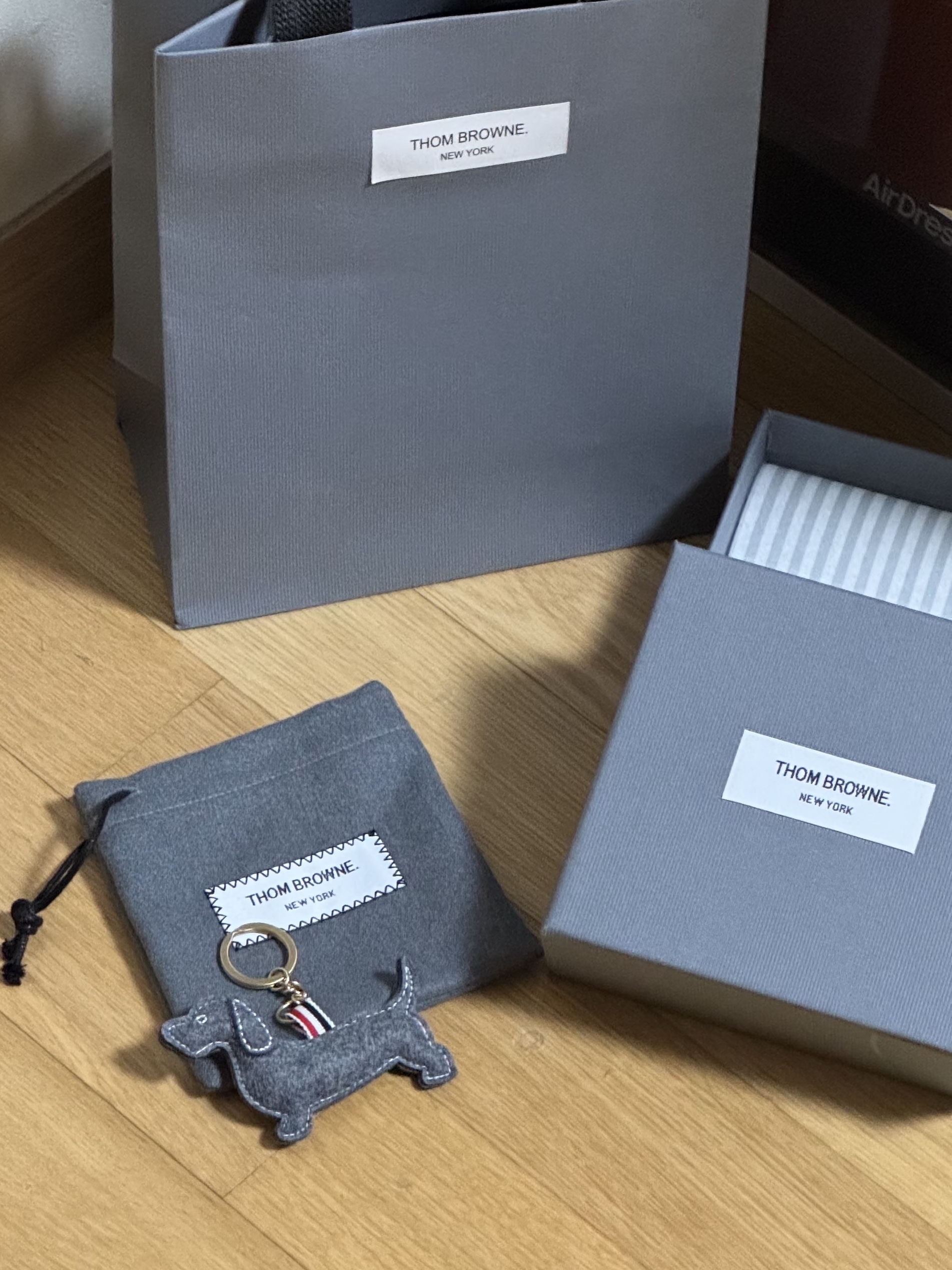 Thom Browne Pebble Grain Hector Baguette Bag Black 착용 스타일