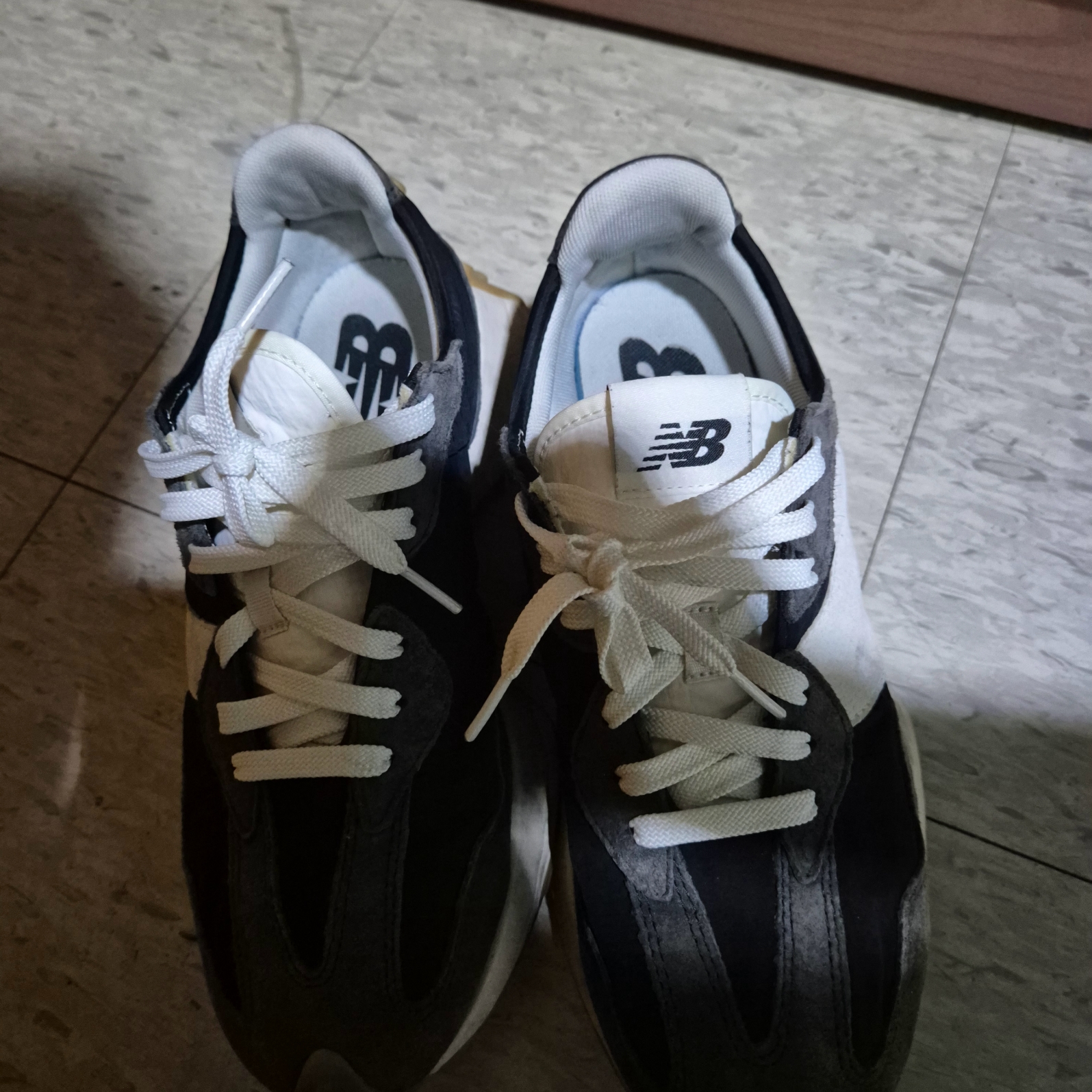 New Balance 327 Clean Vintage Black 착용 스타일 - 2