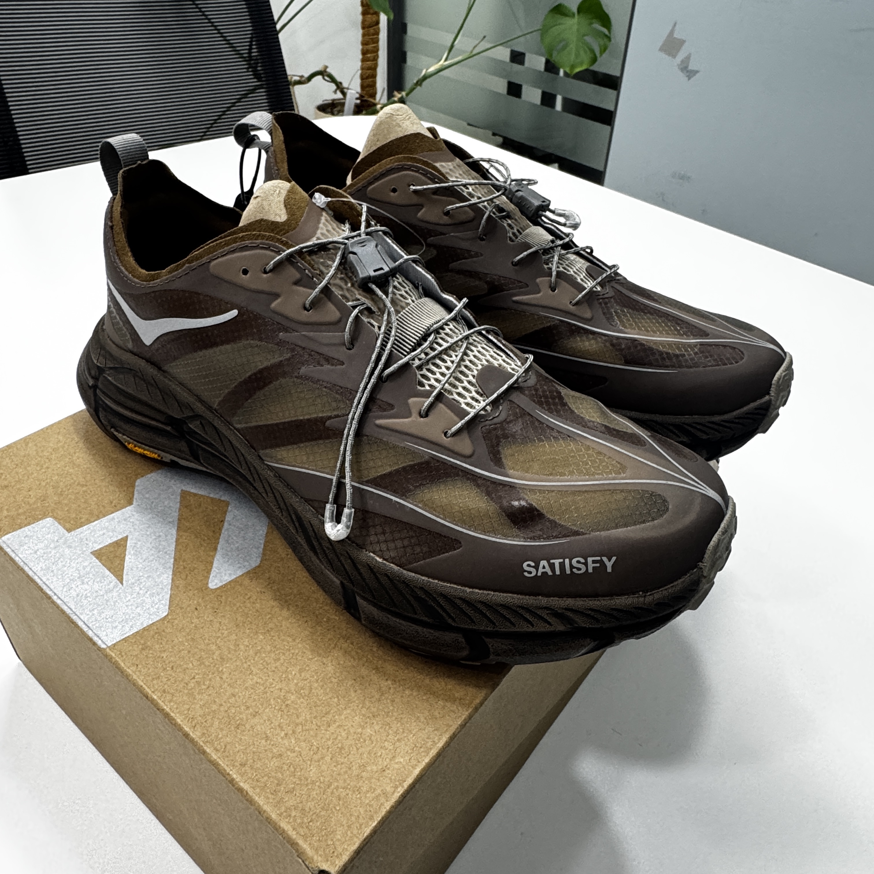 Hoka x Satisfy Mafate Speed 4 Lite Rubber 착용 스타일 - 2