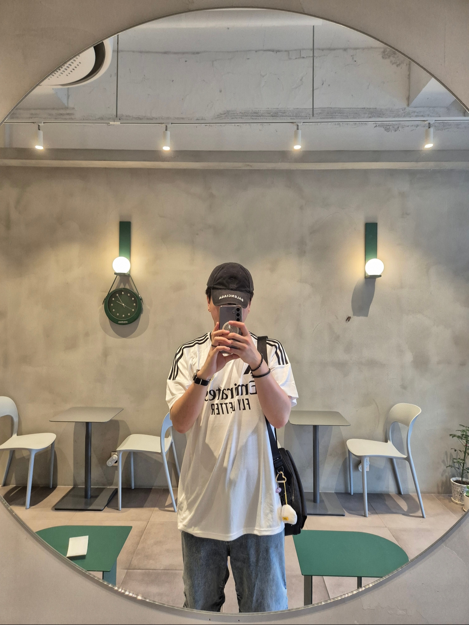 Balenciaga Logo Visor Cap Black, Adidas Real Madrid 2024/25 Home Jersey White - KR Sizing (Non Marking Ver.) 착용 스타일 - 1