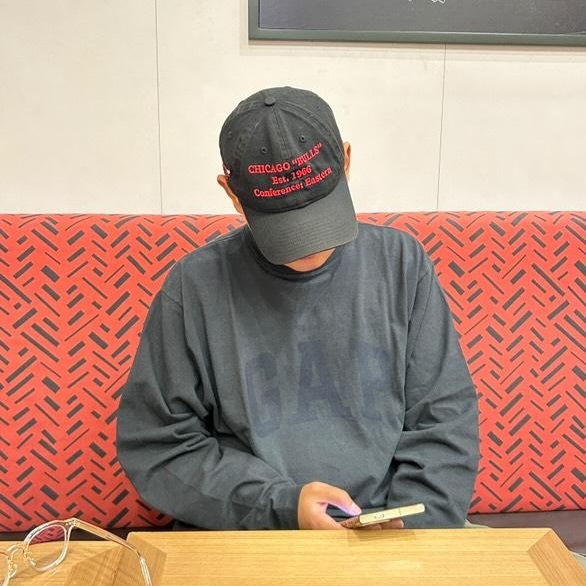 Yeezy Gap Engineered By Balenciaga Dove Long Sleeve T-Shirt Black, Off-White x Amore Pacific Protection Box (Without Cosmetics) 착용 스타일 - 1
