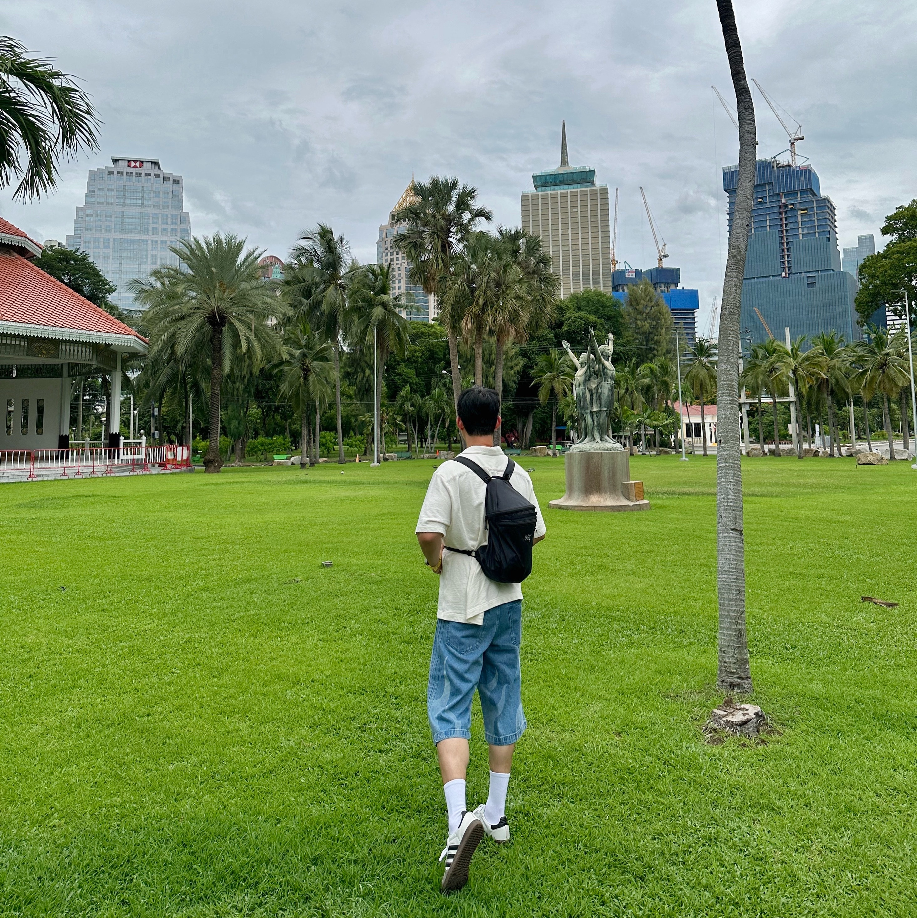 Arc'teryx Heliad 15 Backpack Black, Adidas Flames Denim Shorts Blue - KR Sizing 착용 스타일 - 1
